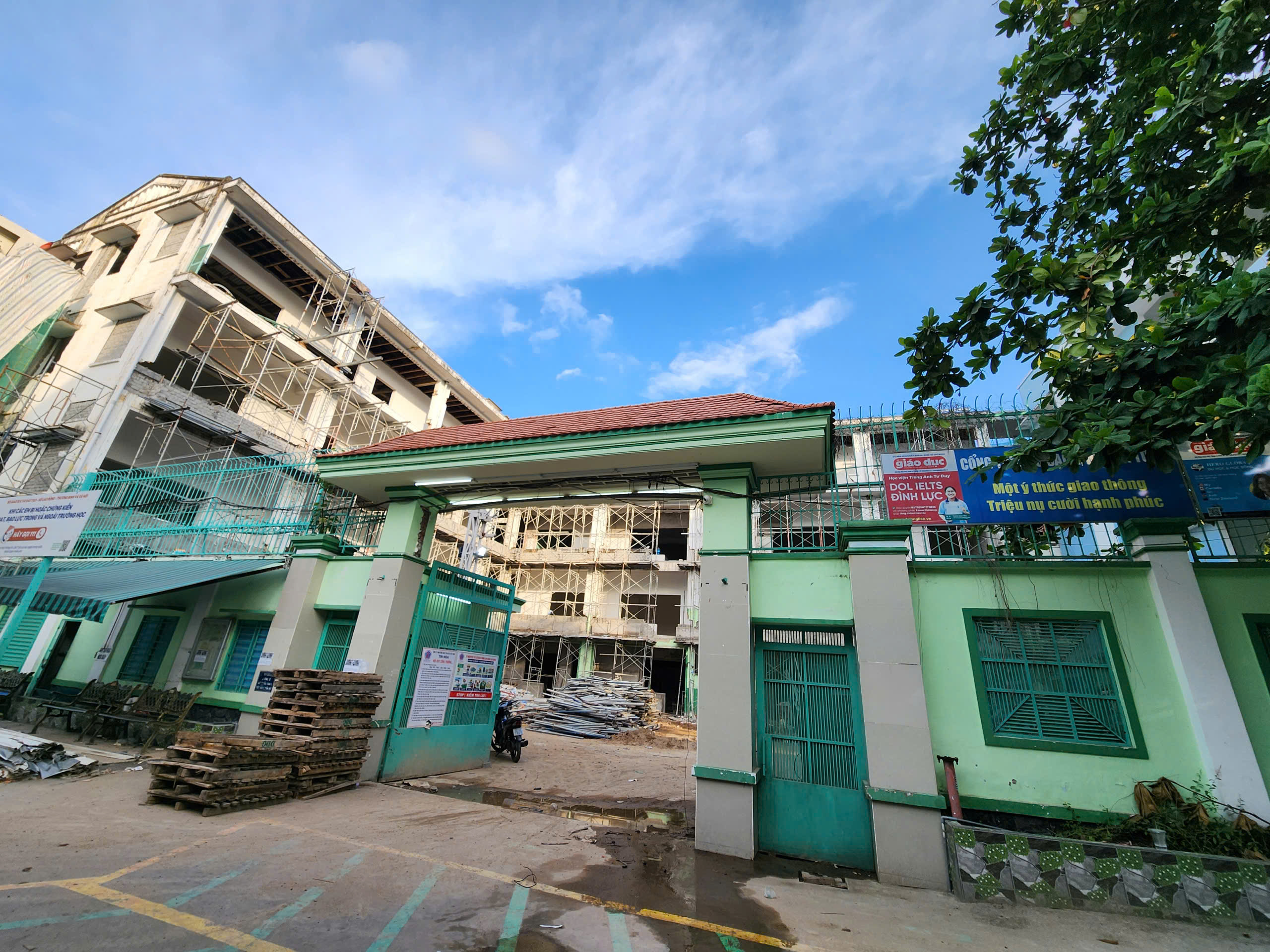 TP.HCM sau sáp nhập: Biển tên trường học 'thay áo mới', cập nhật phường, xã - Ảnh 14.