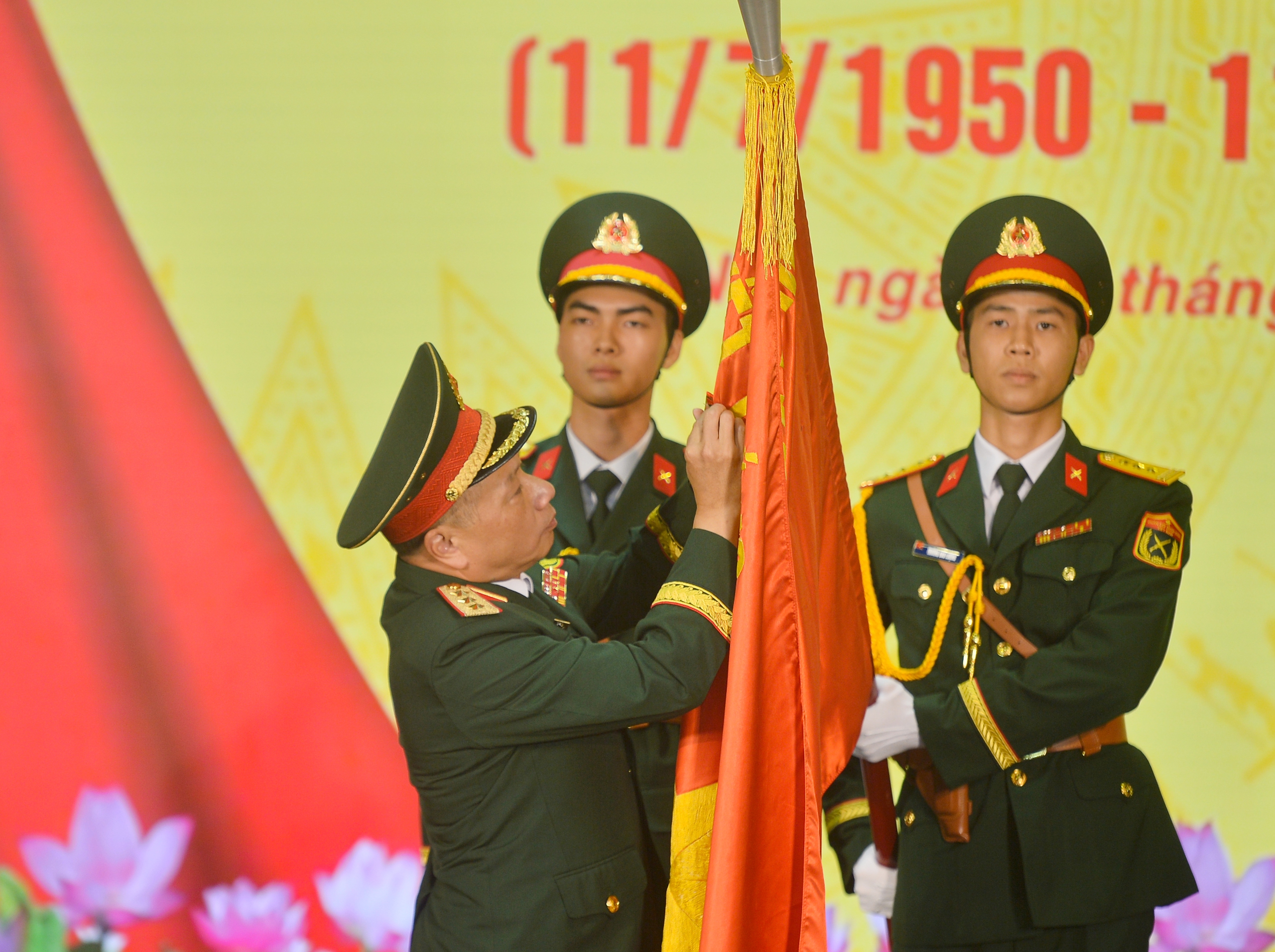Nhà xuất bản Quân đội nhân dân nhận Huân chương bảo vệ Tổ quốc hạng ba- Ảnh 1. Nhà xuất bản Quân đội nhân dân nhận Huân chương bảo vệ Tổ quốc hạng ba- Ảnh 1.
