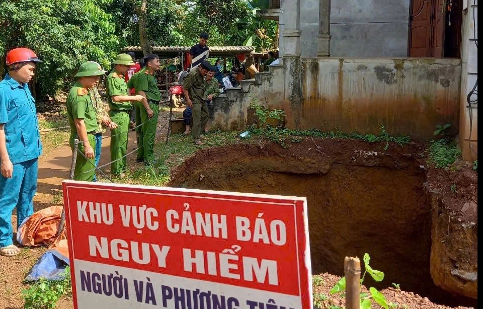 Di dời khẩn cấp người dân ra khỏi khu vực 'hố tử thần' ở Phú Thọ- Ảnh 1.