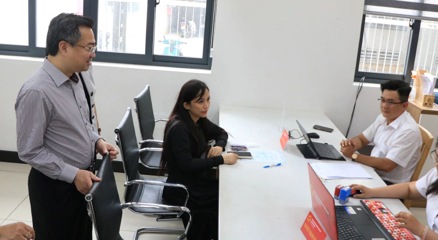 Ông Nguyễn Thanh Nghị thăm hỏi người dân ở phường- Ảnh 3. Ông Nguyễn Thanh Nghị thăm hỏi người dân ở phường- Ảnh 3.