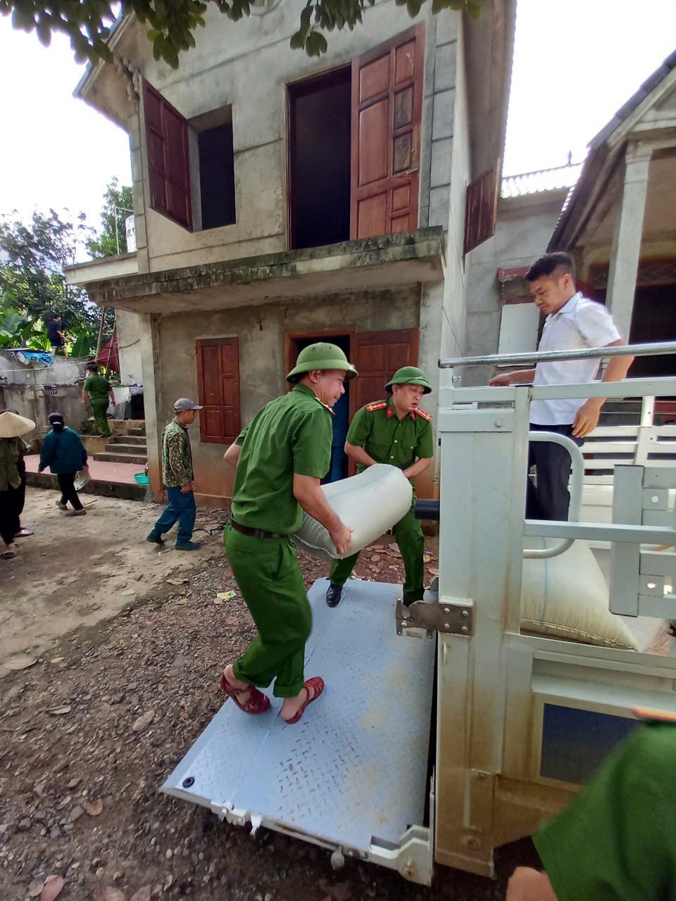Di dời khẩn cấp người dân ra khỏi khu vực 'hố tử thần' ở Phú Thọ- Ảnh 3.
