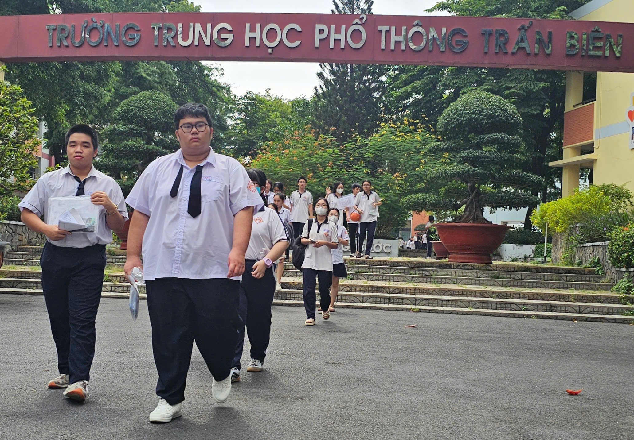 Ντονγκ Νάι: Δεν υπάρχει έλλειψη δασκάλων όταν διδάσκονται 2 μαθήματα/ημέρα - Φωτογραφία 1. Đồng Nai: Không để thiếu giáo viên khi thực hiện dạy học 2 buổi/ngày- Ảnh 1.