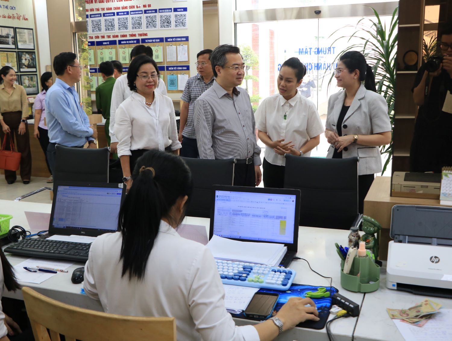 Ông Nguyễn Thanh Nghị thăm hỏi người dân ở phường- Ảnh 1. Ông Nguyễn Thanh Nghị thăm hỏi người dân ở phường- Ảnh 1.