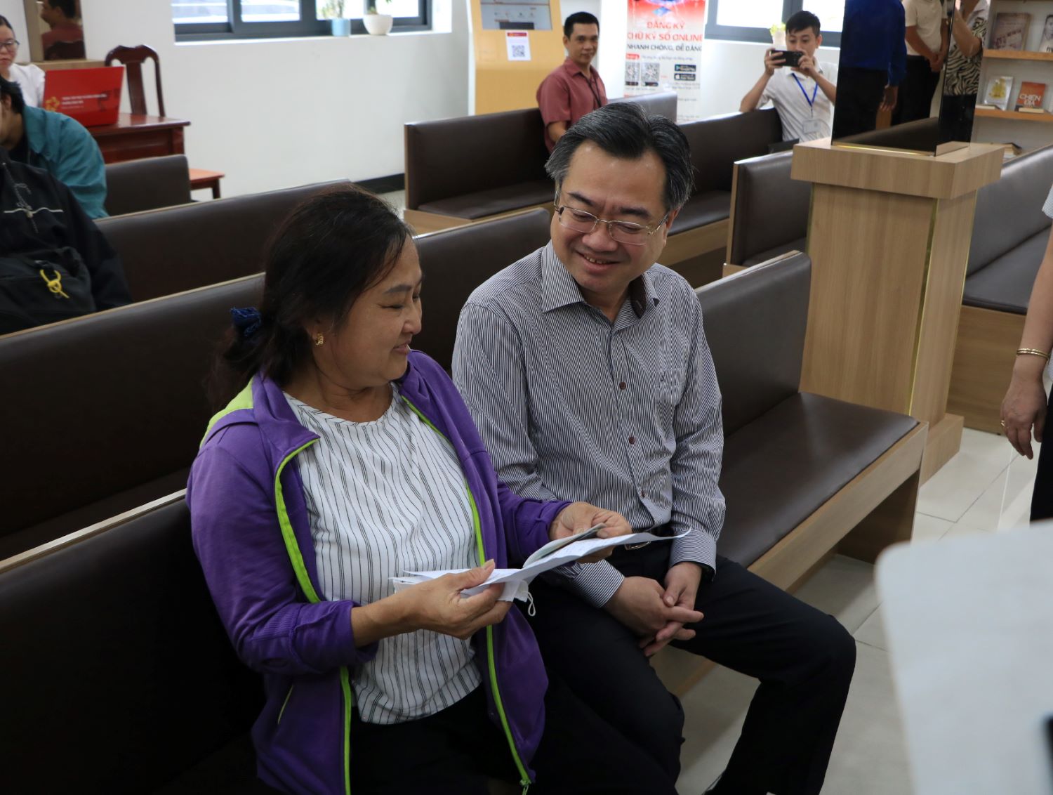 Ông Nguyễn Thanh Nghị thăm hỏi người dân ở phường- Ảnh 2. Ông Nguyễn Thanh Nghị thăm hỏi người dân ở phường- Ảnh 2.