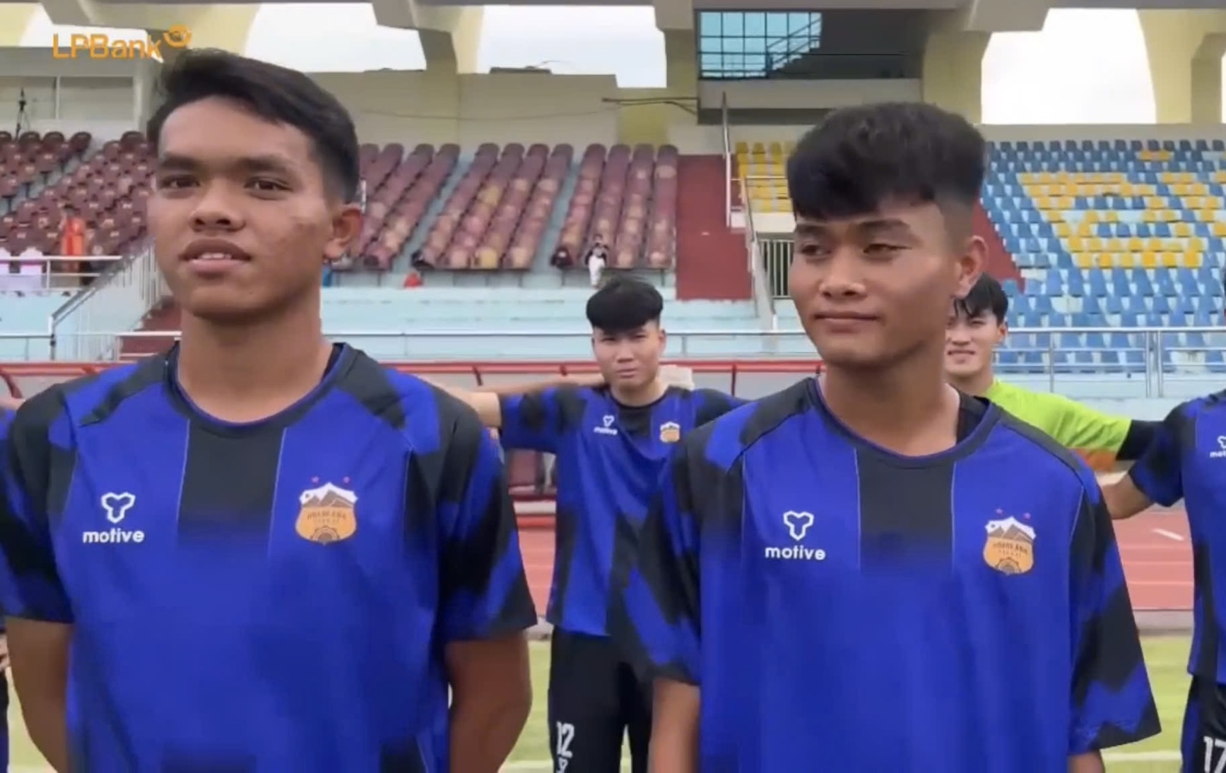 Ninh Binh បង្ហាញអ្នកជ្រើសរើសថ្មីចំនួន 3 នាក់៖ ប្អូនប្រុសរបស់ Dung Quang Nho, Nay Zi Dan និងអ្នកចាំទីកម្ពស់ជិត 2 ម៉ែត្រ - រូបថតទី 5 ។ Ninh Bình hé lộ 3 tân binh: Em trai Dụng Quang Nho, Nay Zi Đan và thủ môn cao gần 2 m- Ảnh 5.