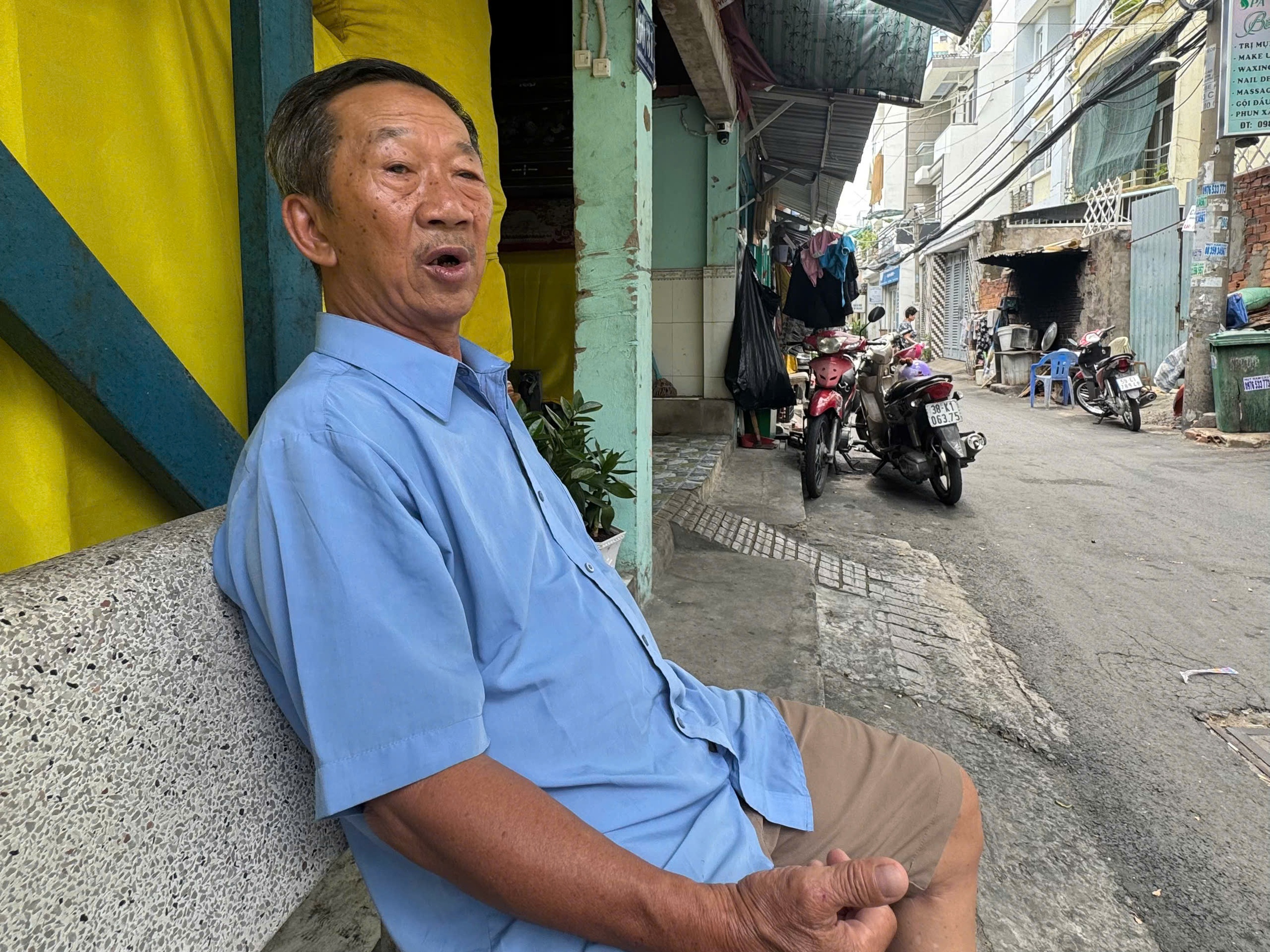 Nghề mai táng ở TP.HCM: Hơn nửa thế kỷ 'cõng' cái chết trên vai- Ảnh 3. Nghề mai táng ở TP.HCM: Hơn nửa thế kỷ 'cõng' cái chết trên vai- Ảnh 3.