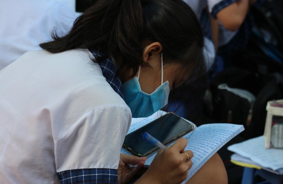 TP.HCM dự kiến cấm học sinh dùng điện thoại ở trường - Ảnh 1.