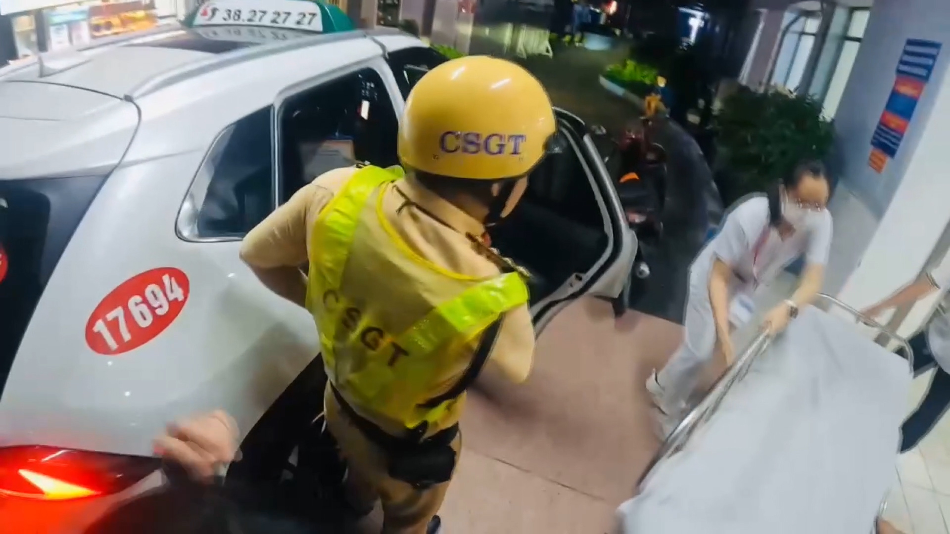 CSGT TP.HCM mở đường đưa người đi cấp cứu, ngỏ ý trả luôn tiền taxi - Ảnh 1.