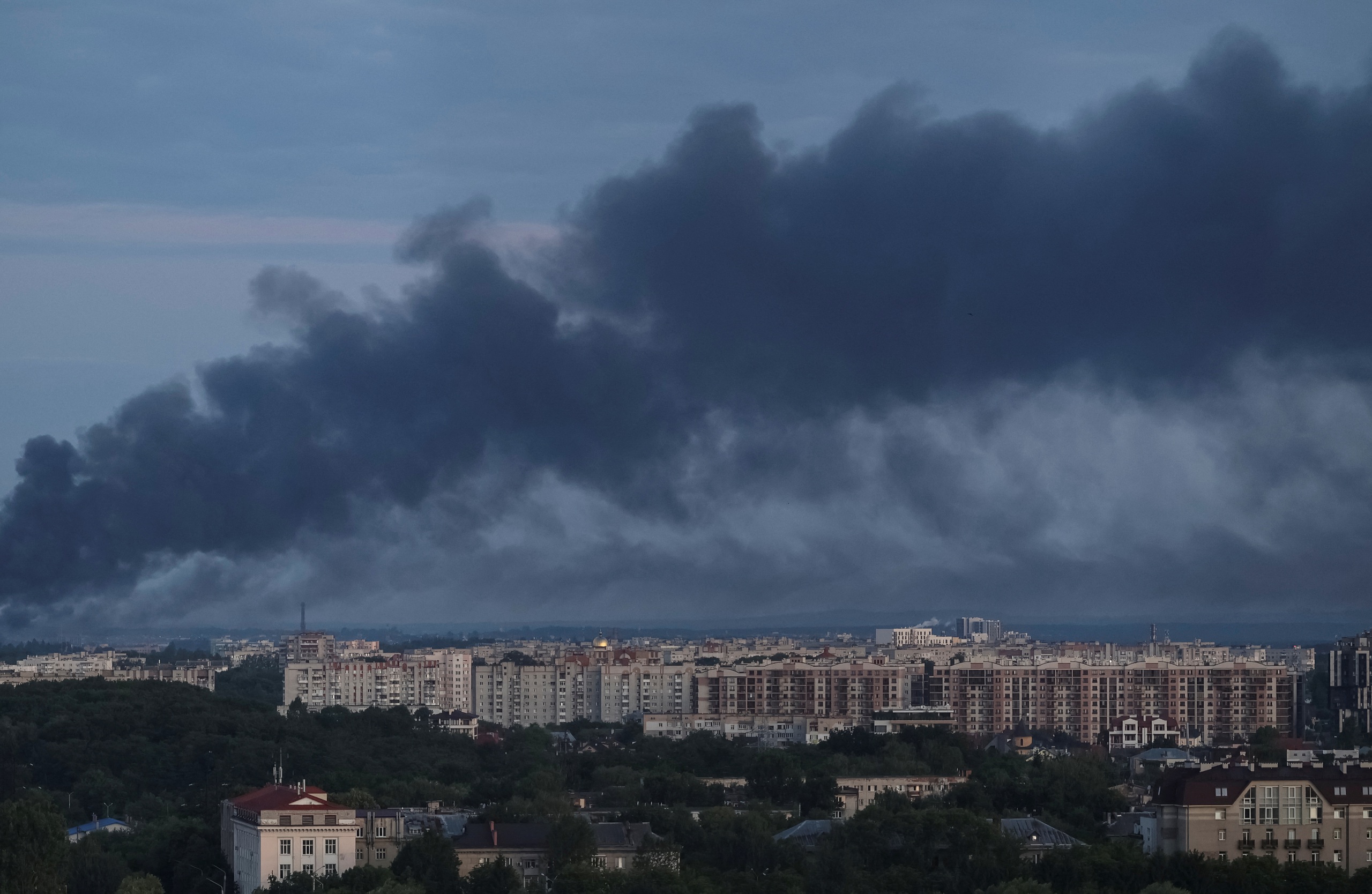 Chiến sự Ukraine ngày 1.235: Ukraine hứng không kích, xe tăng Kyiv 'lắp lưới' chống UAV- Ảnh 2.