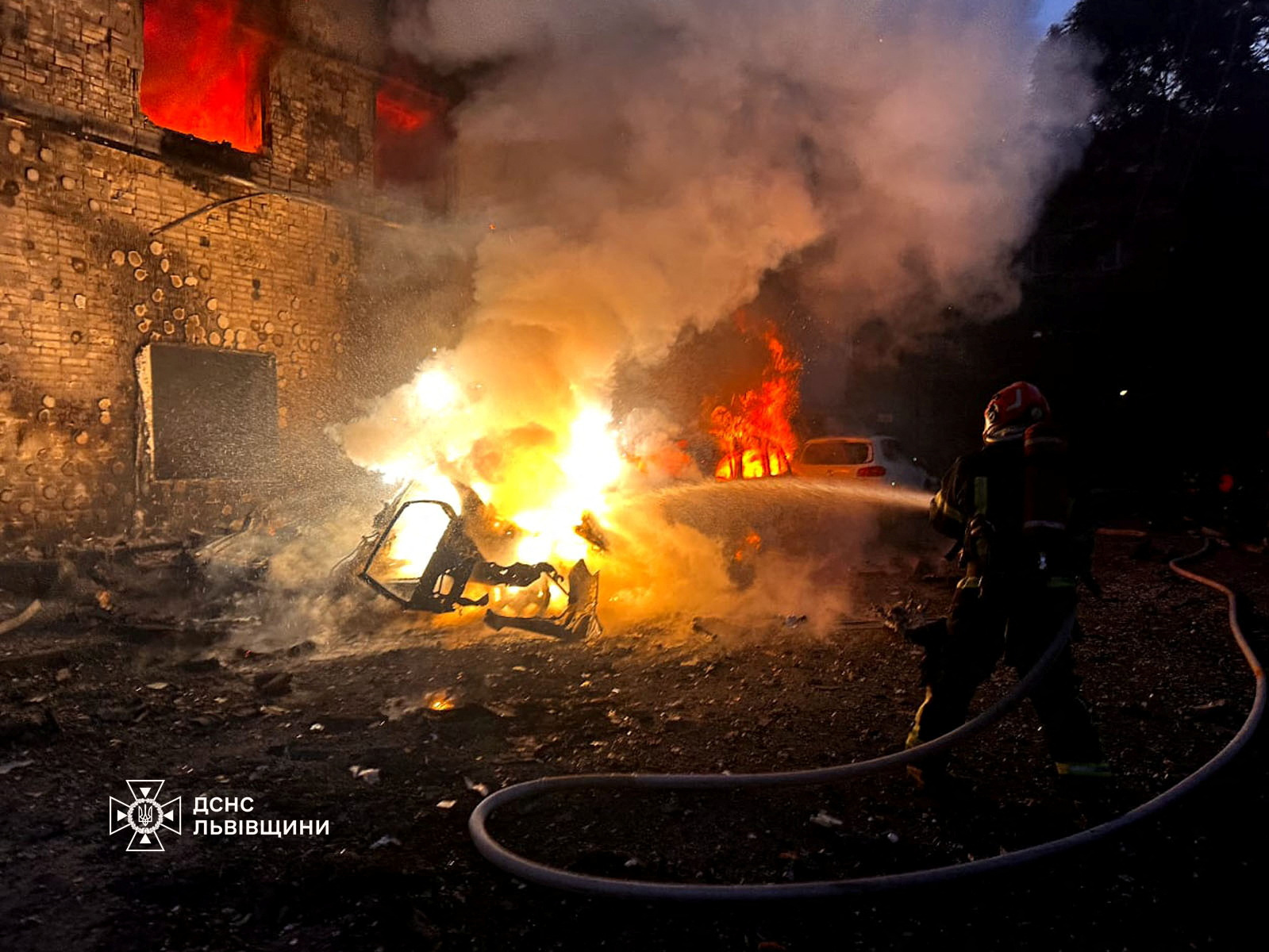 Chiến sự Ukraine ngày 1.235: Ukraine hứng không kích, xe tăng Kyiv 'lắp lưới' chống UAV- Ảnh 1.