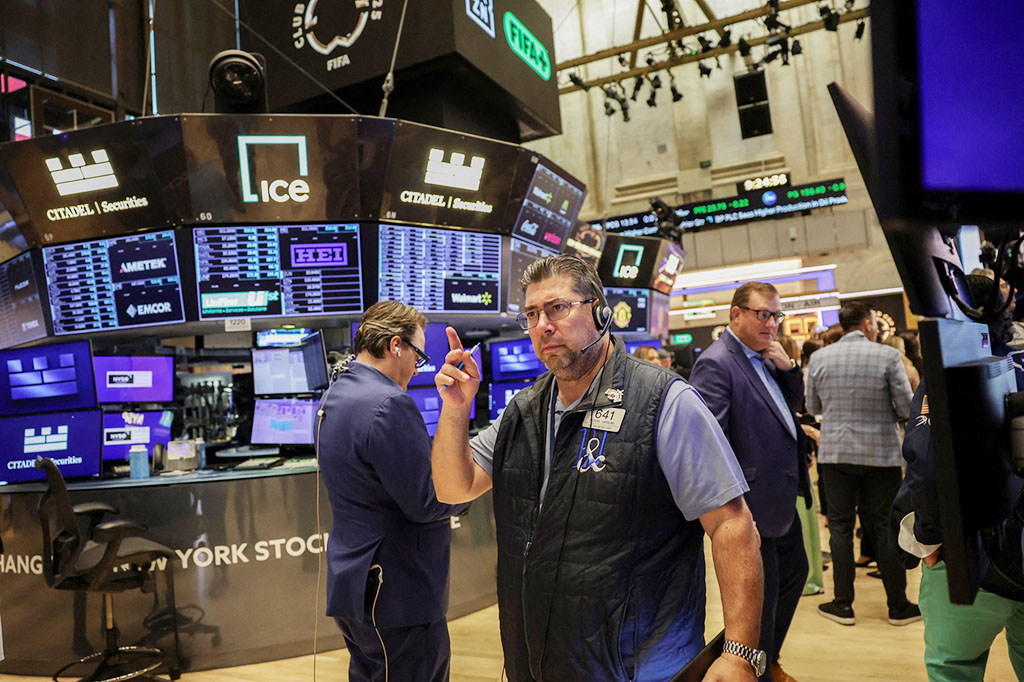 Chứng khoán Mỹ giảm, giá Bitcoin cao kỷ lục- Ảnh 1.