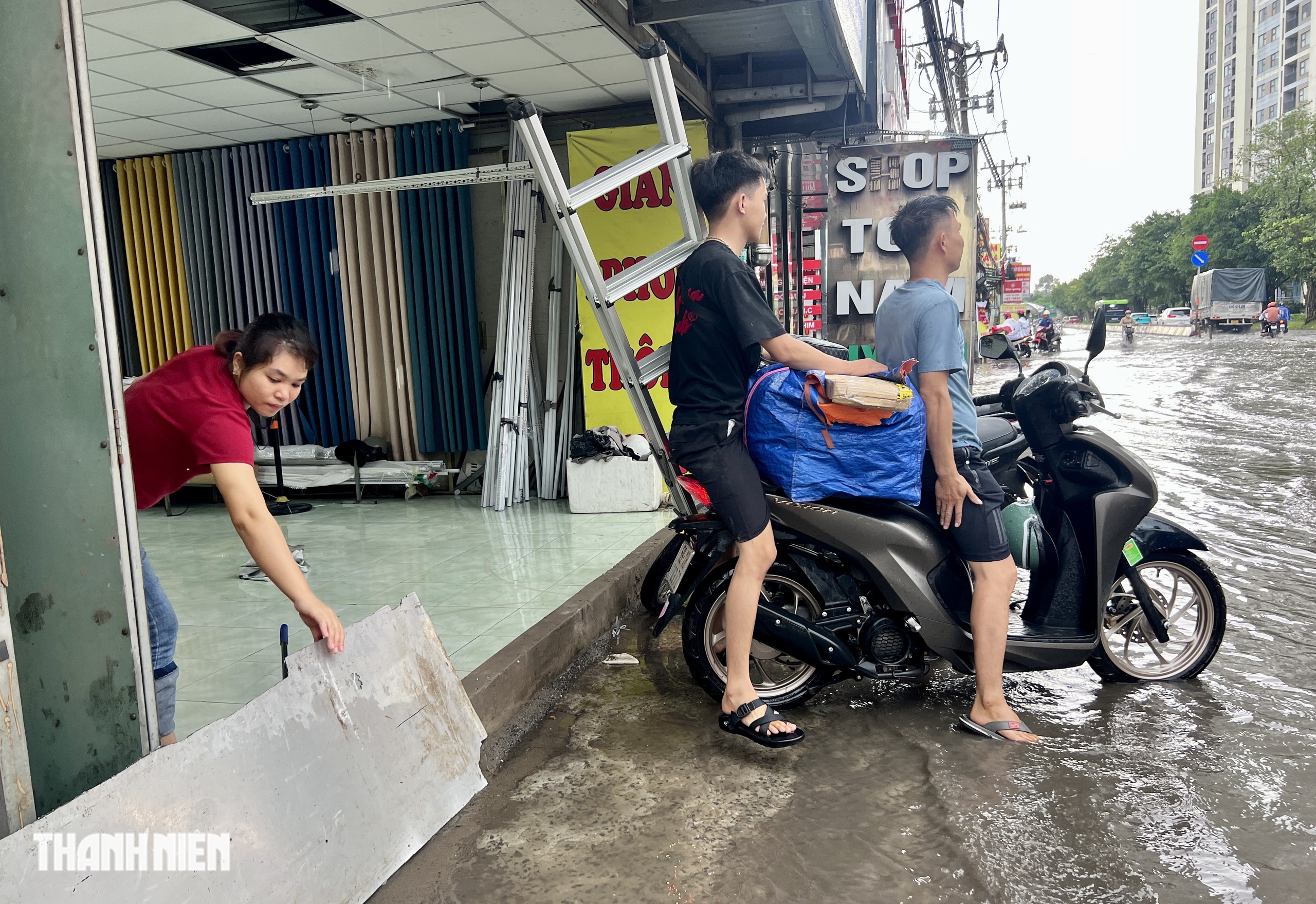 Mưa lớn gây ngập ngay chân cầu ở TP.HCM: Rẽ sóng vượt qua - Ảnh 5.