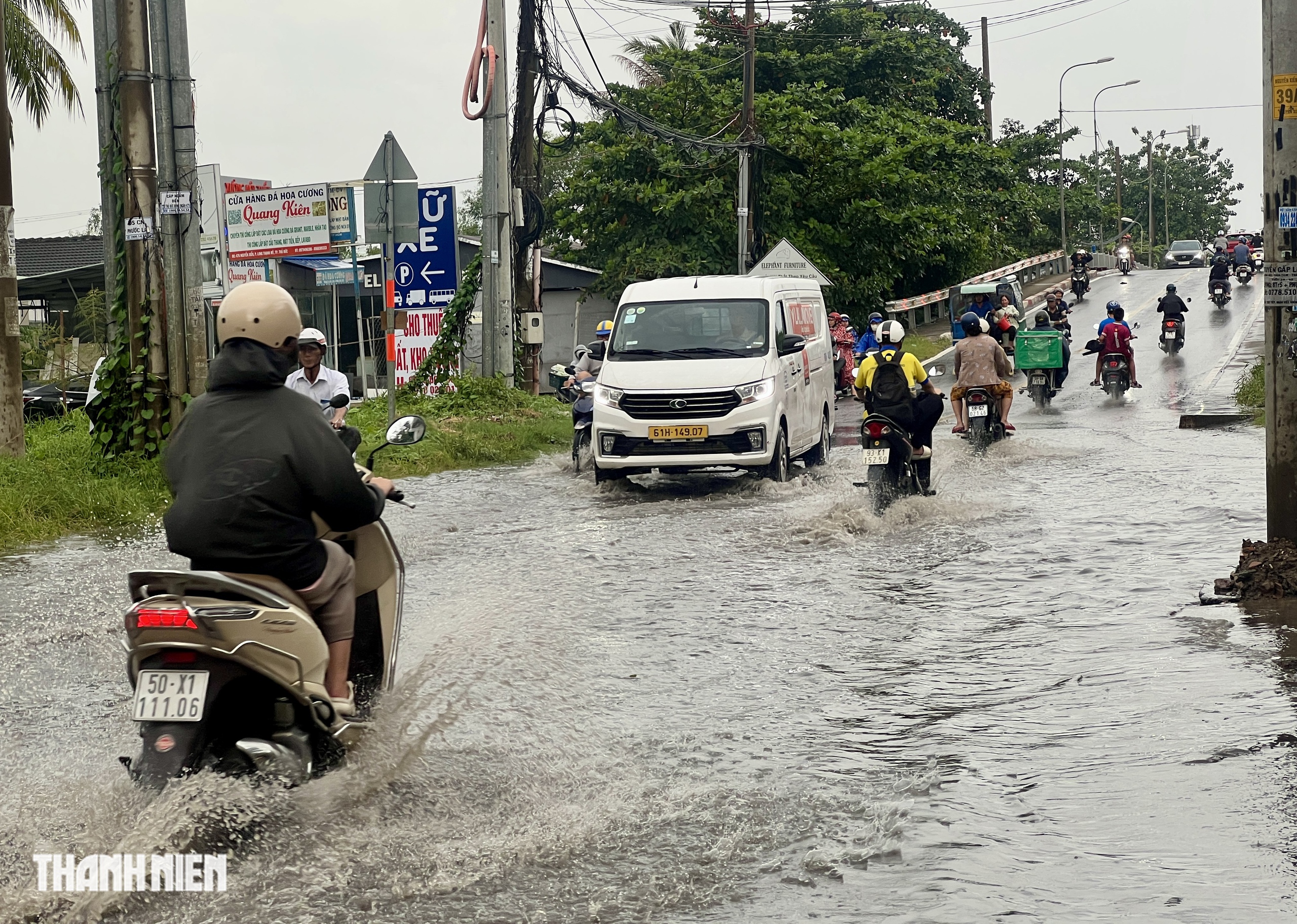 Mưa lớn ở TP.HCM gây ngập sâu dưới chân cầu, người dân ‘rẽ sóng’ vượt qua Mưa lớn ở TP.HCM gây ngập sâu dưới chân cầu, người dân ‘rẽ sóng’ vượt qua