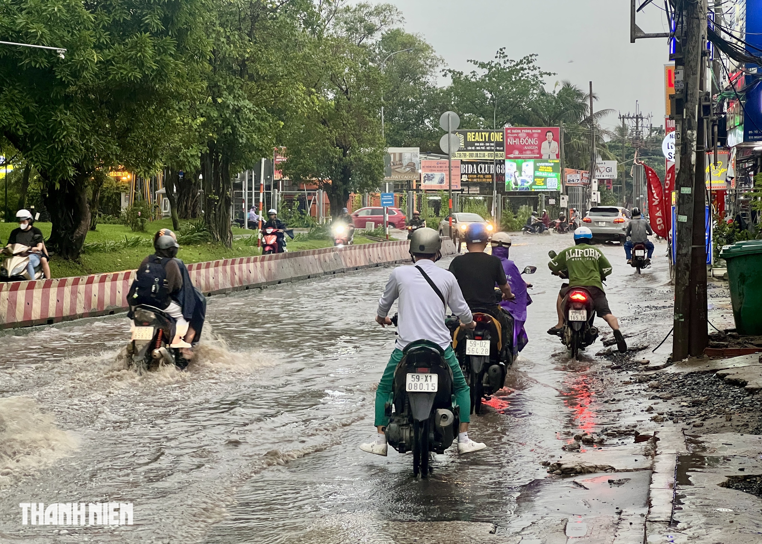 Mưa lớn gây ngập ngay chân cầu ở TP.HCM: Rẽ sóng vượt qua - Ảnh 9.