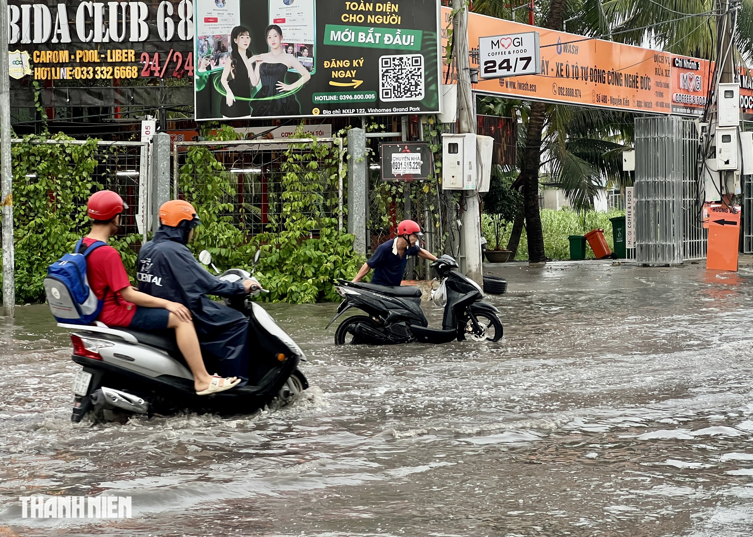 Mưa lớn gây ngập ngay chân cầu ở TP.HCM: Rẽ sóng vượt qua - Ảnh 6.