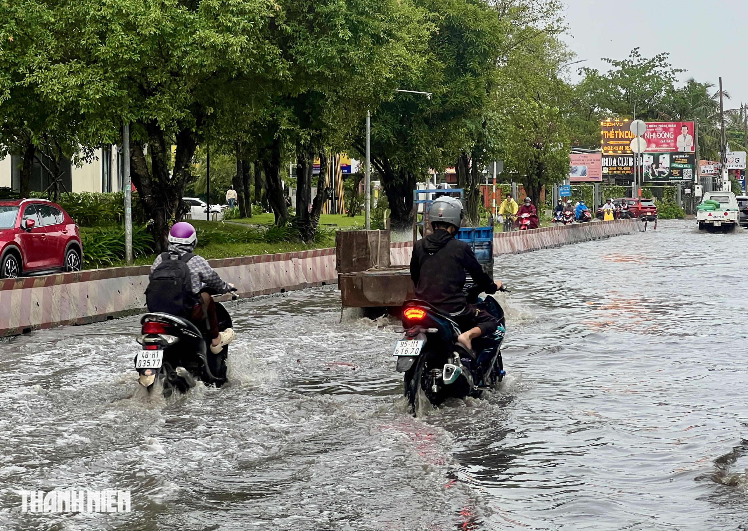 Mưa lớn gây ngập ngay chân cầu ở TP.HCM: Rẽ sóng vượt qua - Ảnh 8.