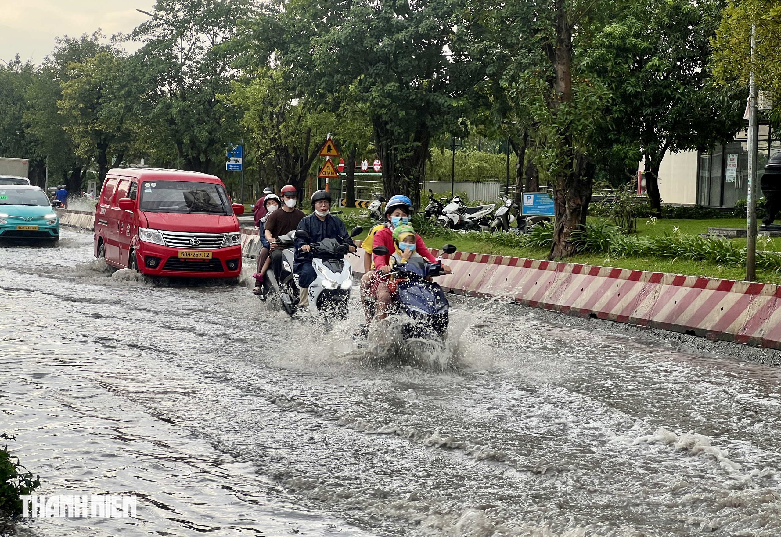 Mưa lớn gây ngập ngay chân cầu ở TP.HCM: Rẽ sóng vượt qua - Ảnh 3.