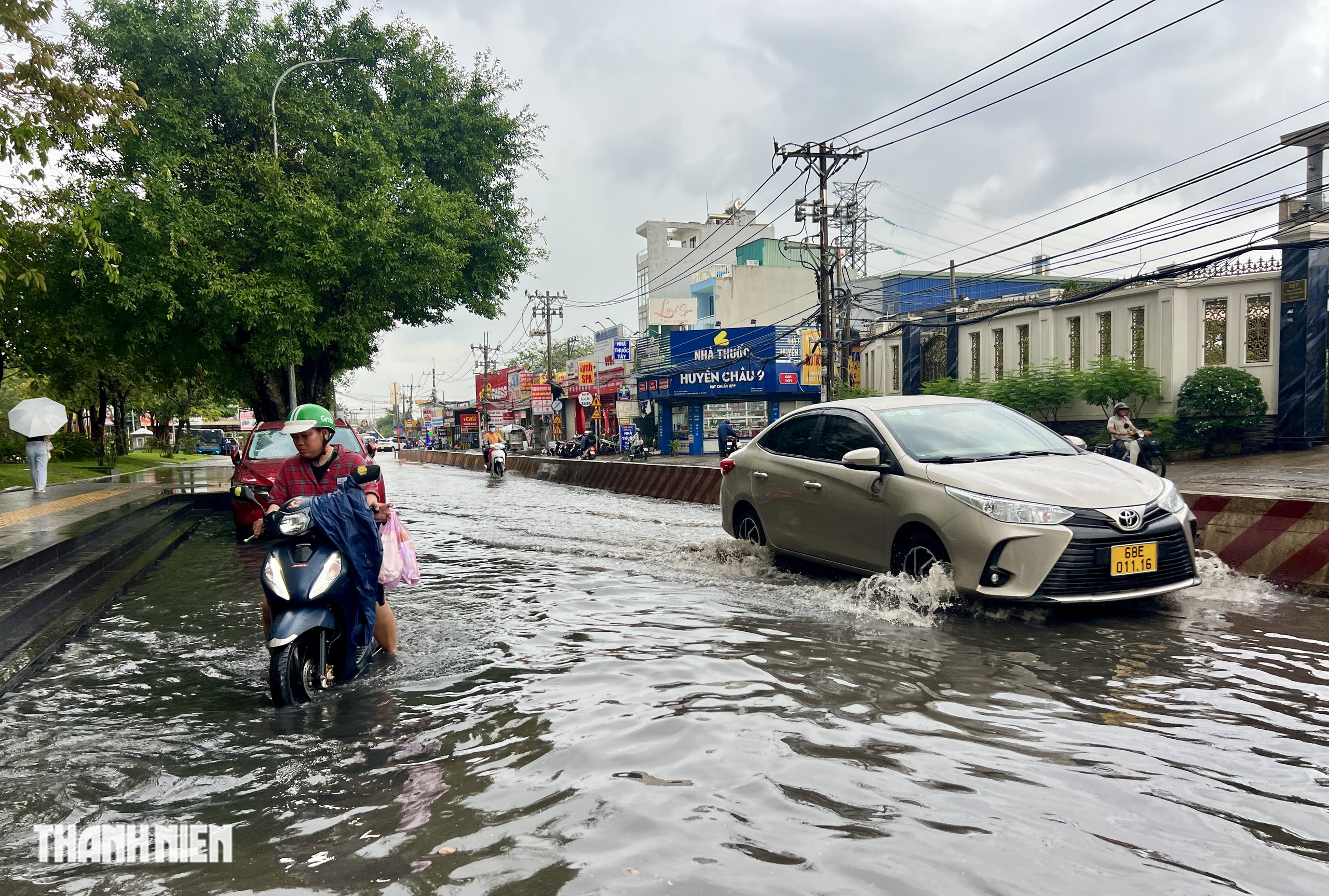Mưa lớn gây ngập ngay chân cầu ở TP.HCM: Rẽ sóng vượt qua - Ảnh 4.