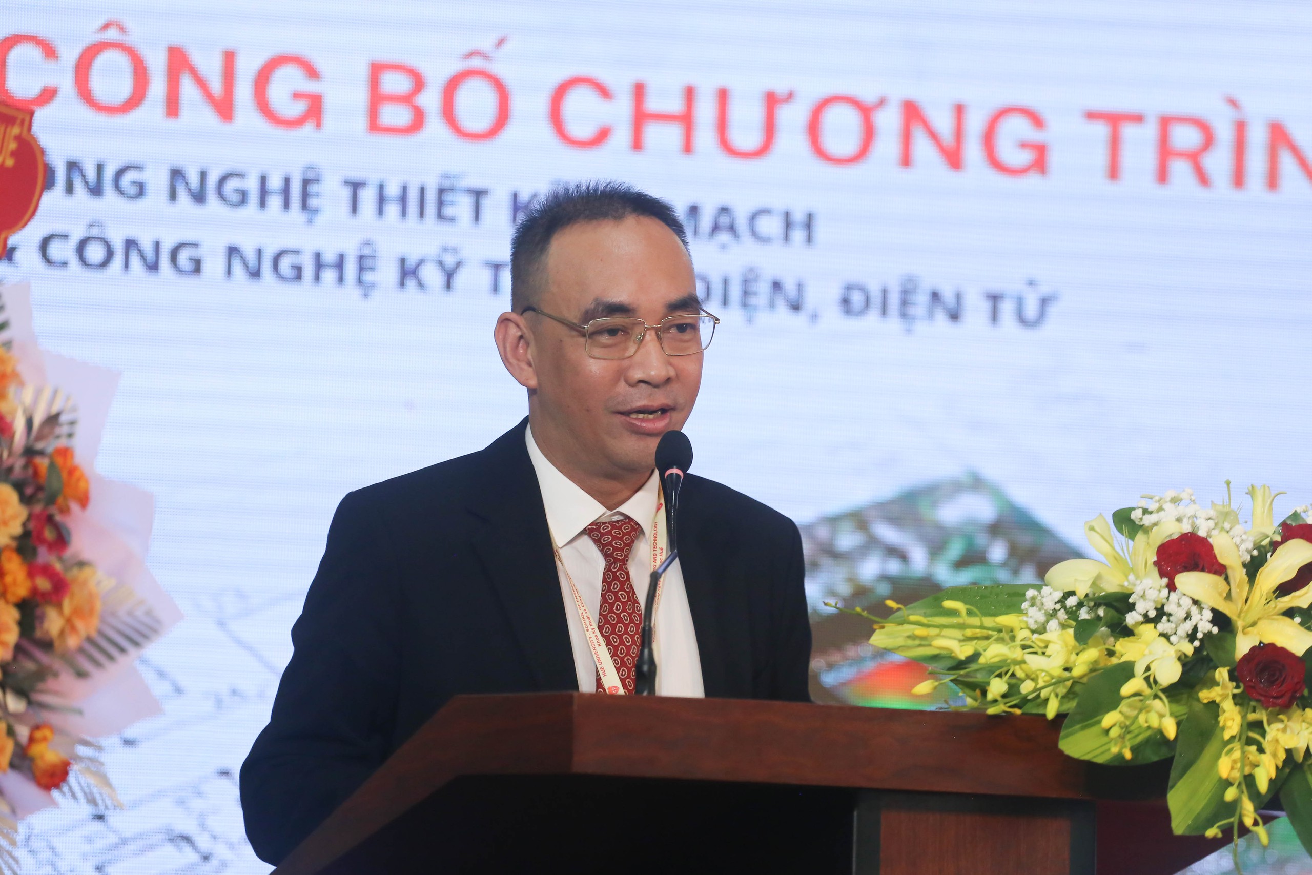 Universiteit van Hue start met opleiding microchips - Foto 1. Đại học Huế lần đầu đào tạo ngành vi mạch- Ảnh 1.