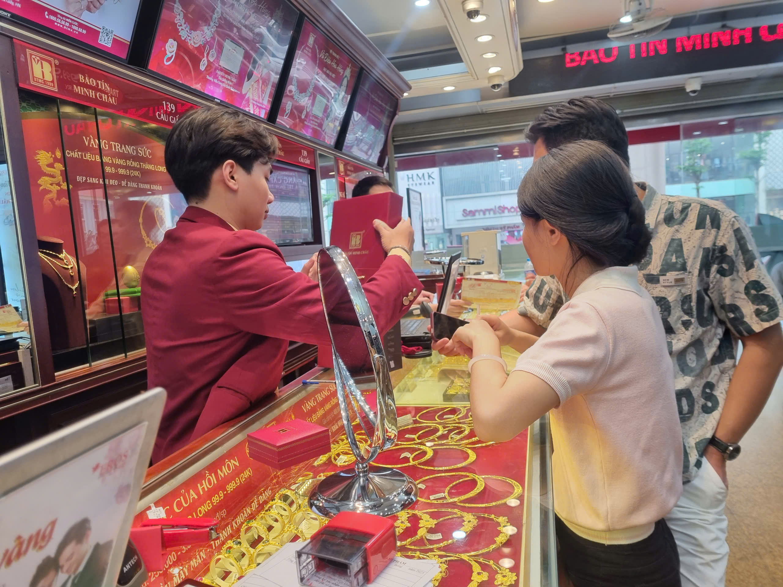 'Đánh thuế vàng cao, coi chừng dân chạy qua chợ đen để né thuế'- Ảnh 2. 'Đánh thuế vàng cao, coi chừng dân chạy qua chợ đen để né thuế'- Ảnh 2.