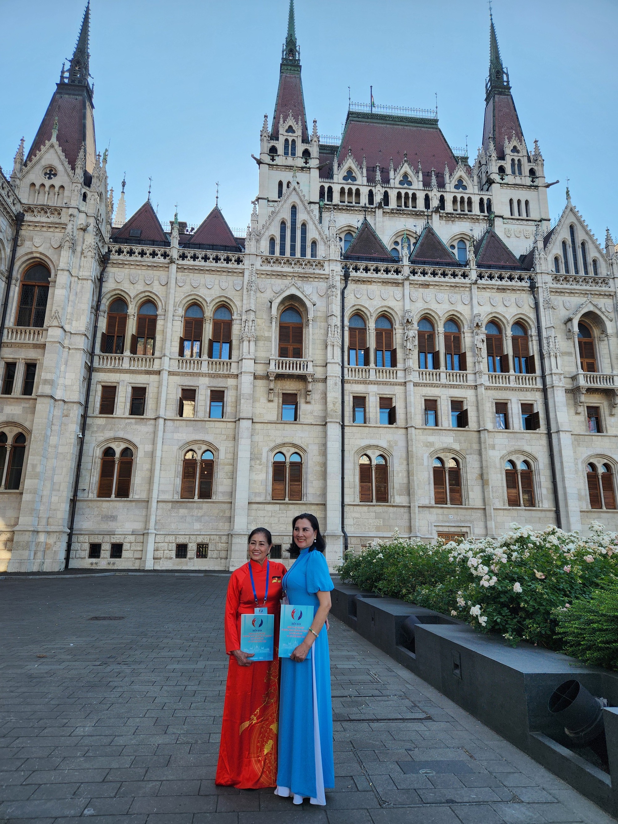 Áo dài Việt Nam ở Nhà Quốc hội Hungary - Ảnh 5. Áo dài Việt Nam ở Nhà Quốc hội Hungary - Ảnh 5.