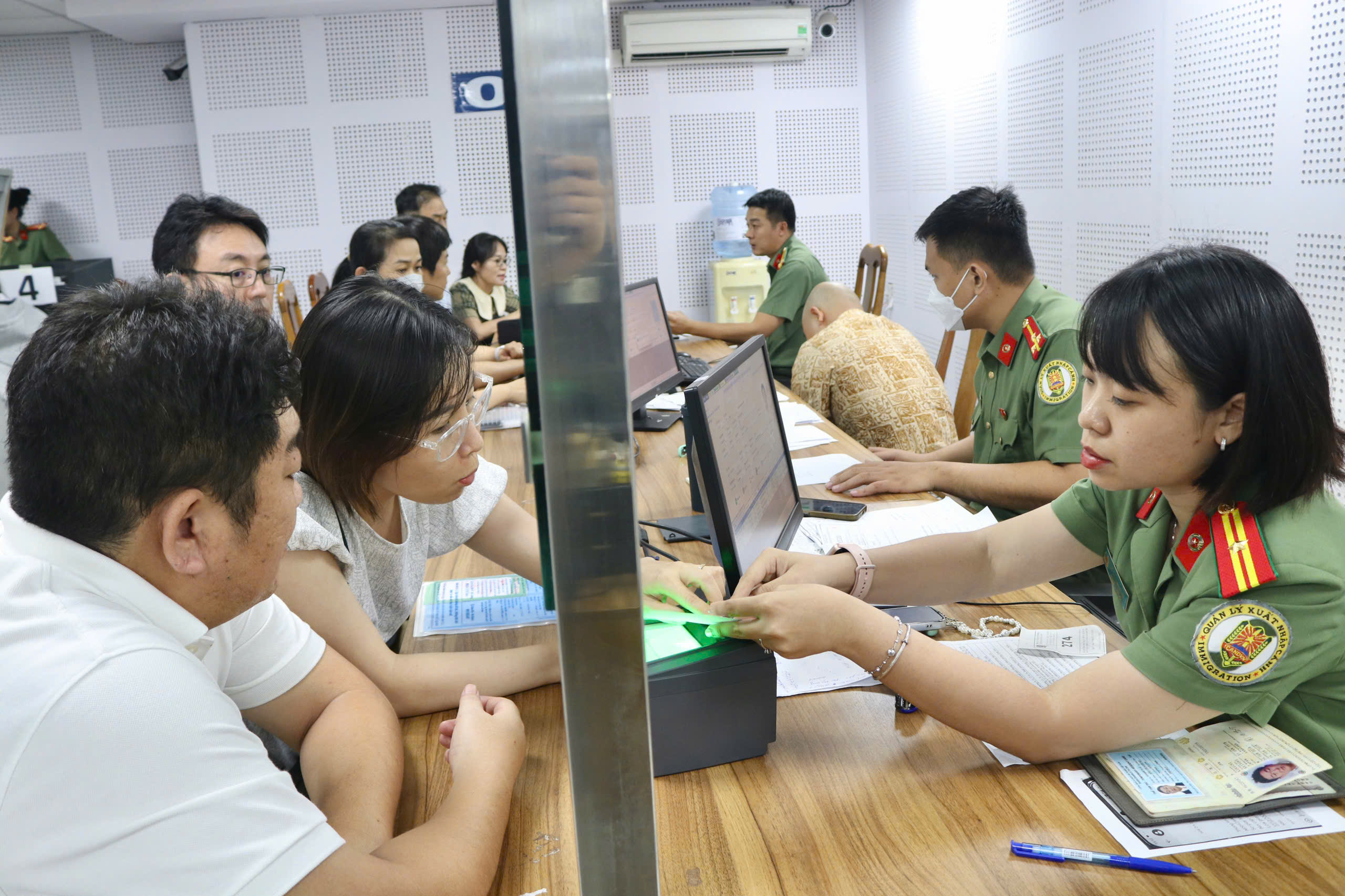 Người nước ngoài dễ dàng khai báo thuế khi có tài khoản VNeID- Ảnh 4.