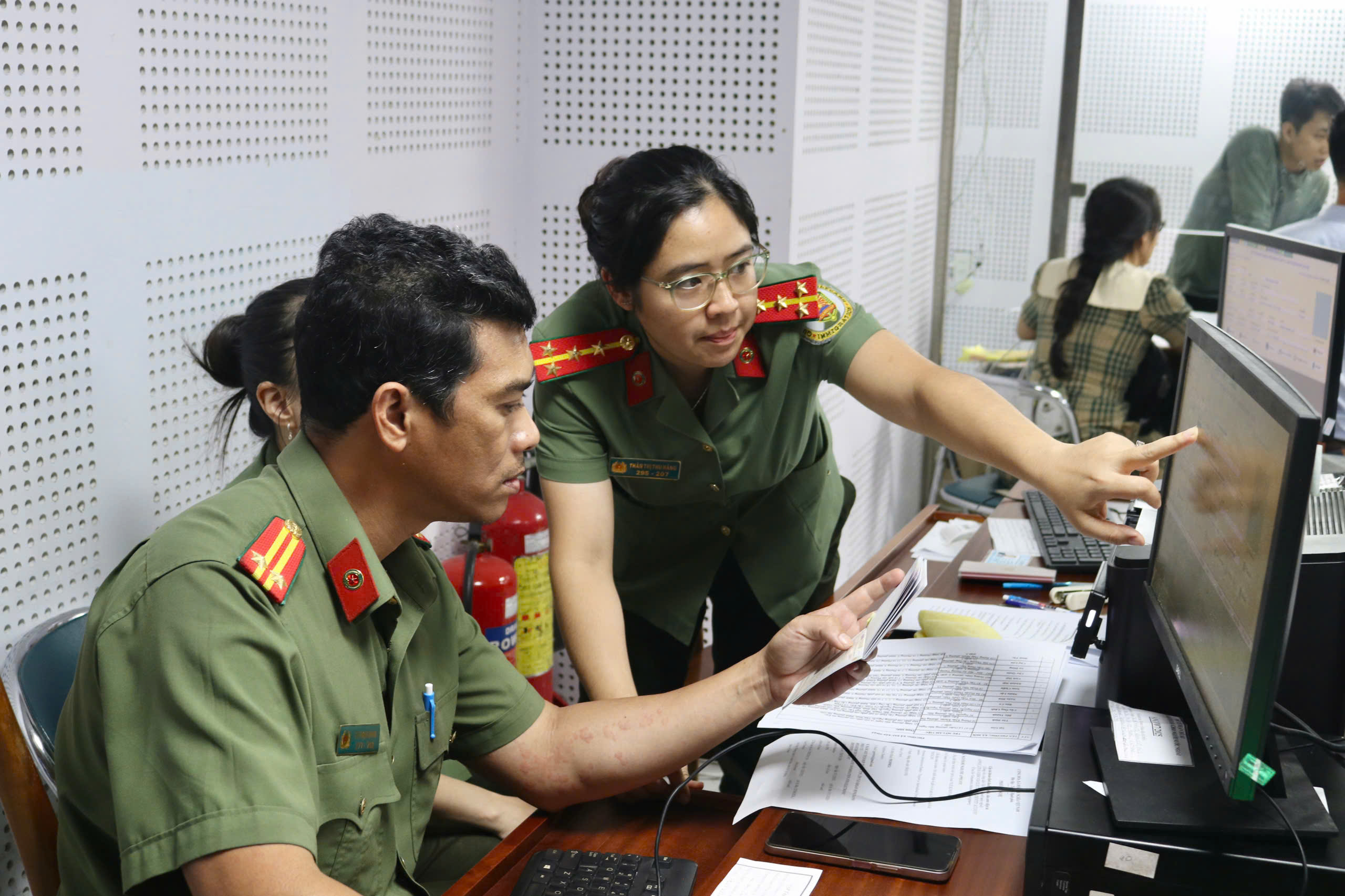 Người nước ngoài dễ dàng khai báo thuế khi có tài khoản VNeID- Ảnh 1.