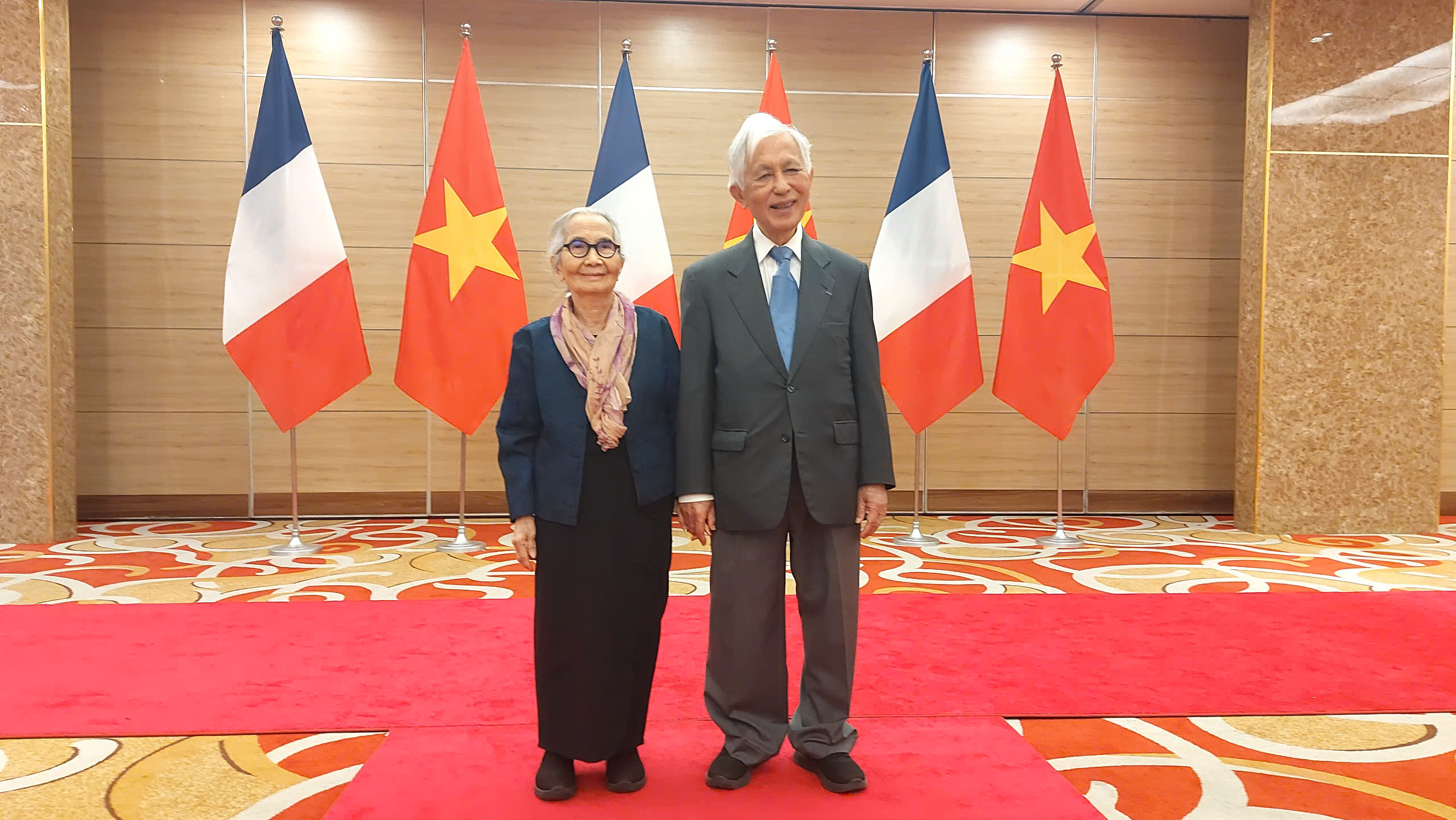 Prezydent Francji wręcza medale profesorowi Tran Thanh Van i jego żonie - zdjęcie 1. Tổng thống Pháp thăng cấp huân chương cho vợ chồng GS Trần Thanh Vân- Ảnh 1.