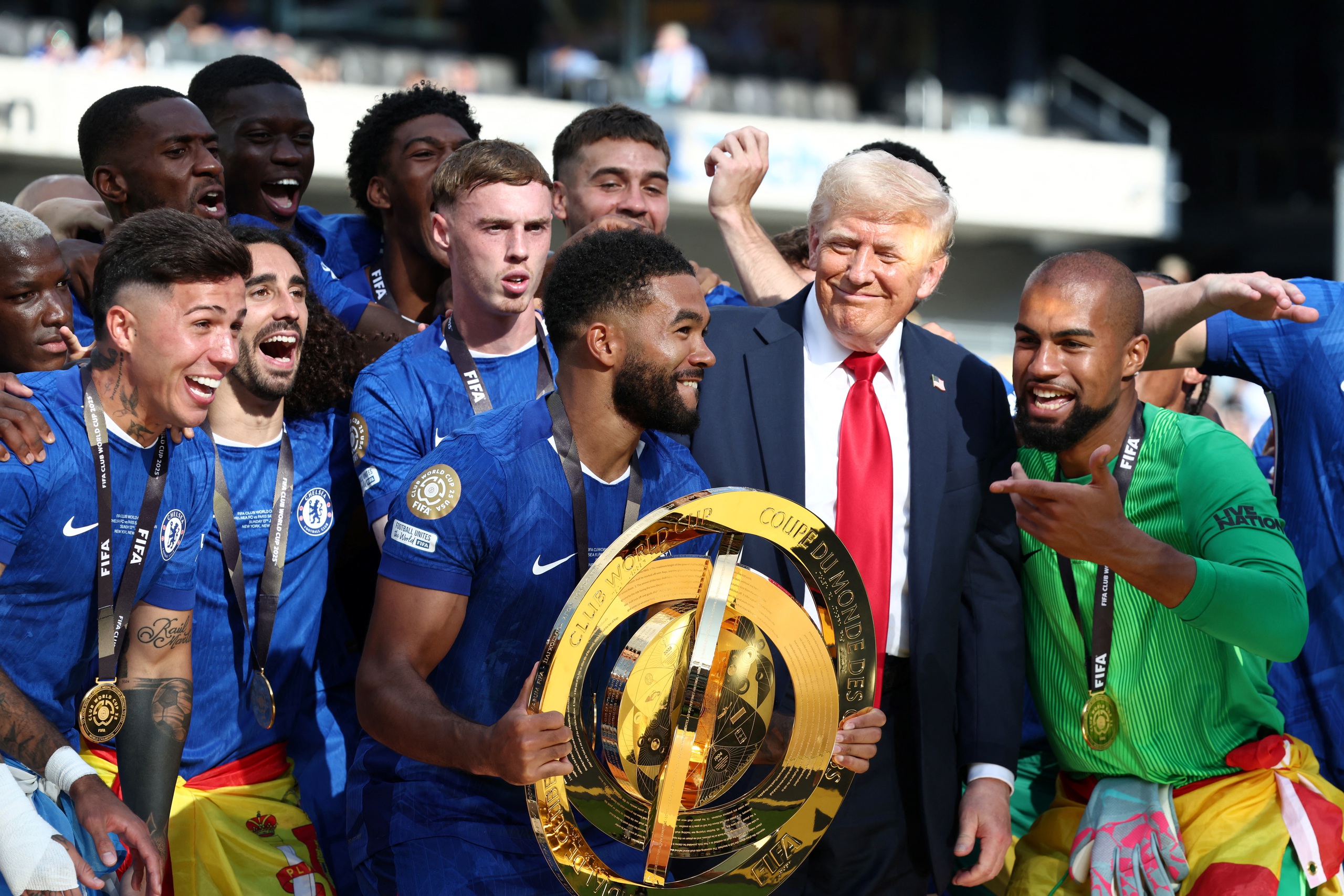 Tổng thống Trump và HLV Enrique 'chiếm sóng' sau trận chung kết FIFA Club World Cup 2025 - Ảnh 1.