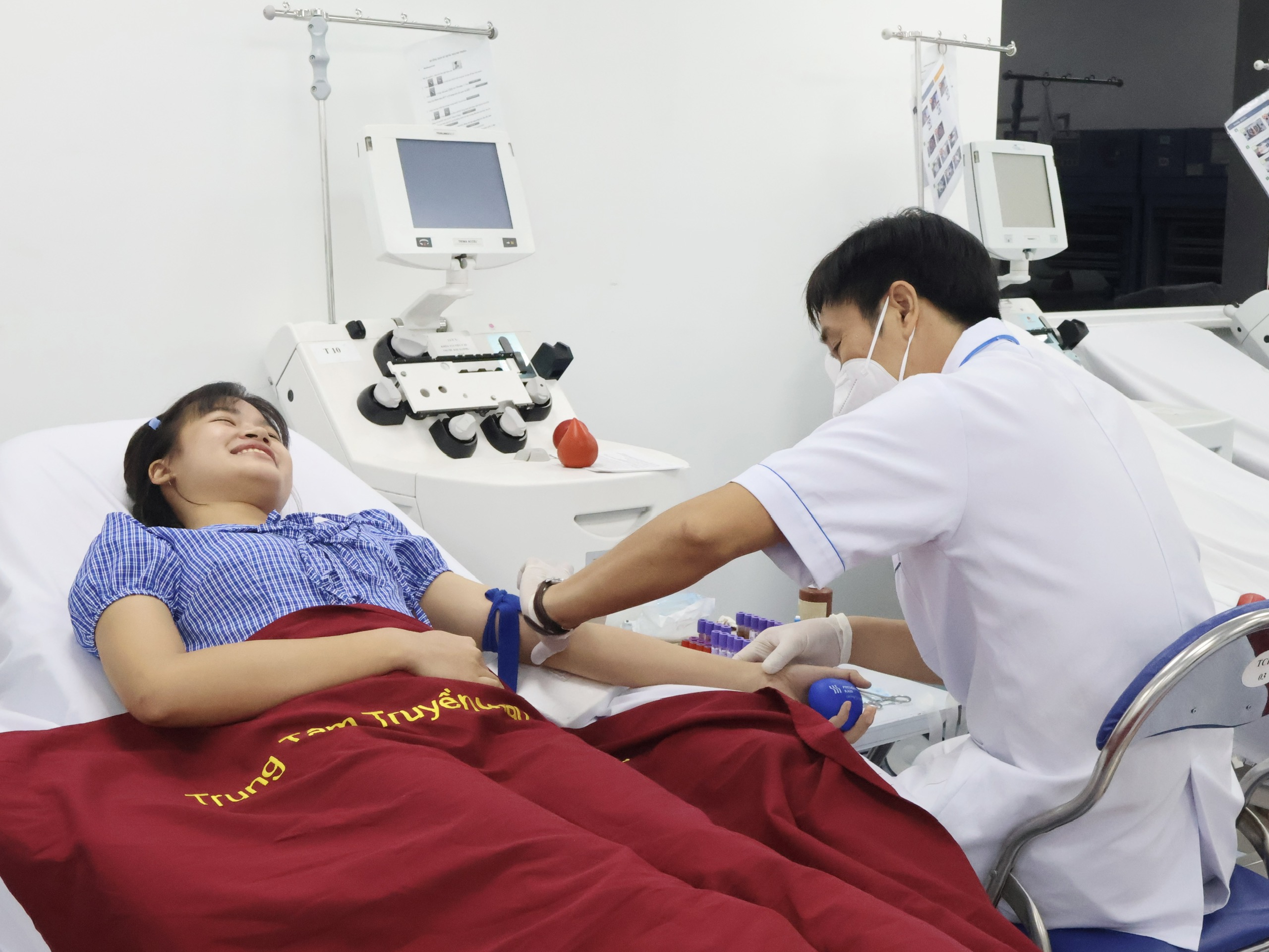 Thiếu nguồn máu dự trữ, TP.HCM đẩy mạnh khôi phục mạng lưới hiến máu cơ sở- Ảnh 3. Thiếu nguồn máu dự trữ, TP.HCM đẩy mạnh khôi phục mạng lưới hiến máu cơ sở- Ảnh 3.