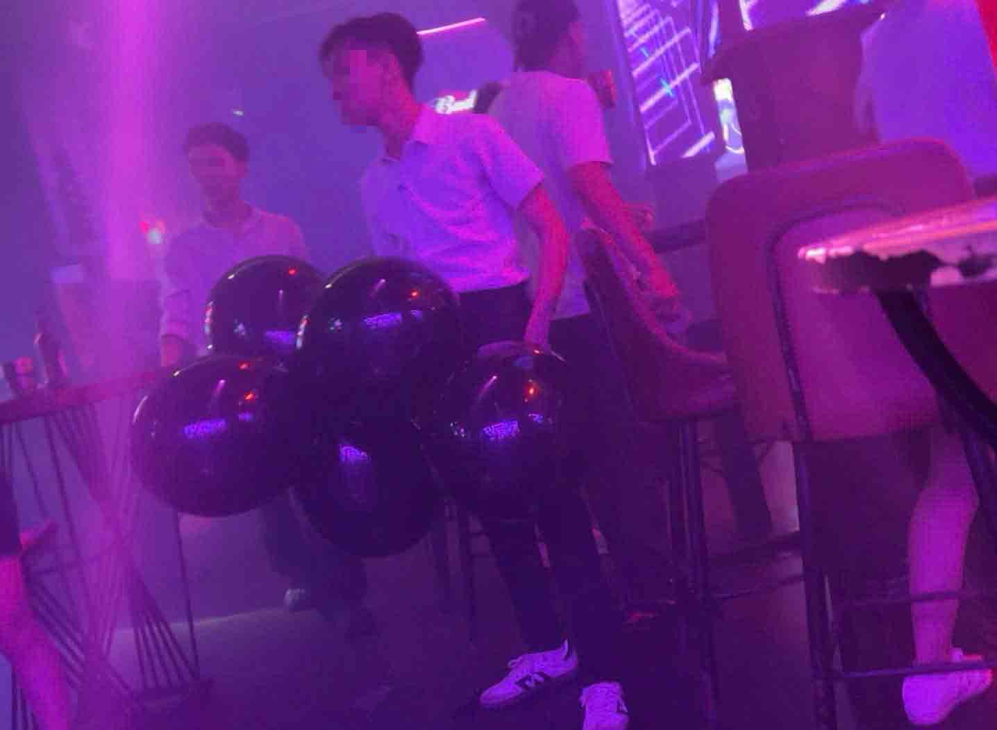 Bóng cười “trốn” trong bar - Ảnh 7.