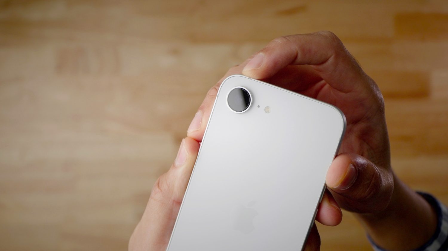 iPhone 17e: 'Bình cũ rượu mới' sức mạnh ngang ngửa bản cao cấp, giá sẽ rẻ hơn? - Ảnh 1.