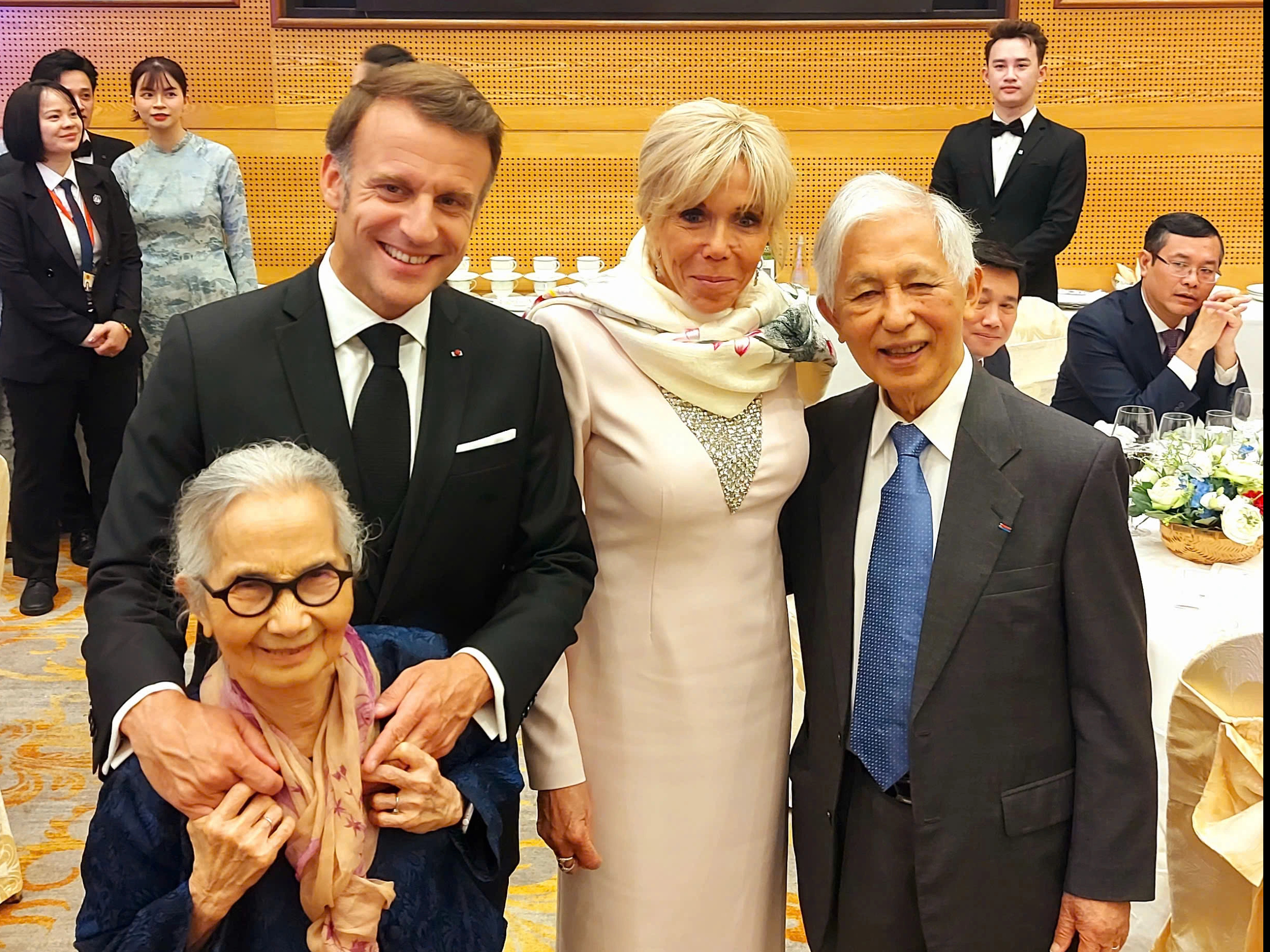 Prezydent Francji wręcza medale profesorowi Tran Thanh Van i jego żonie - zdjęcie 2. Tổng thống Pháp thăng cấp huân chương cho vợ chồng GS Trần Thanh Vân- Ảnh 2.