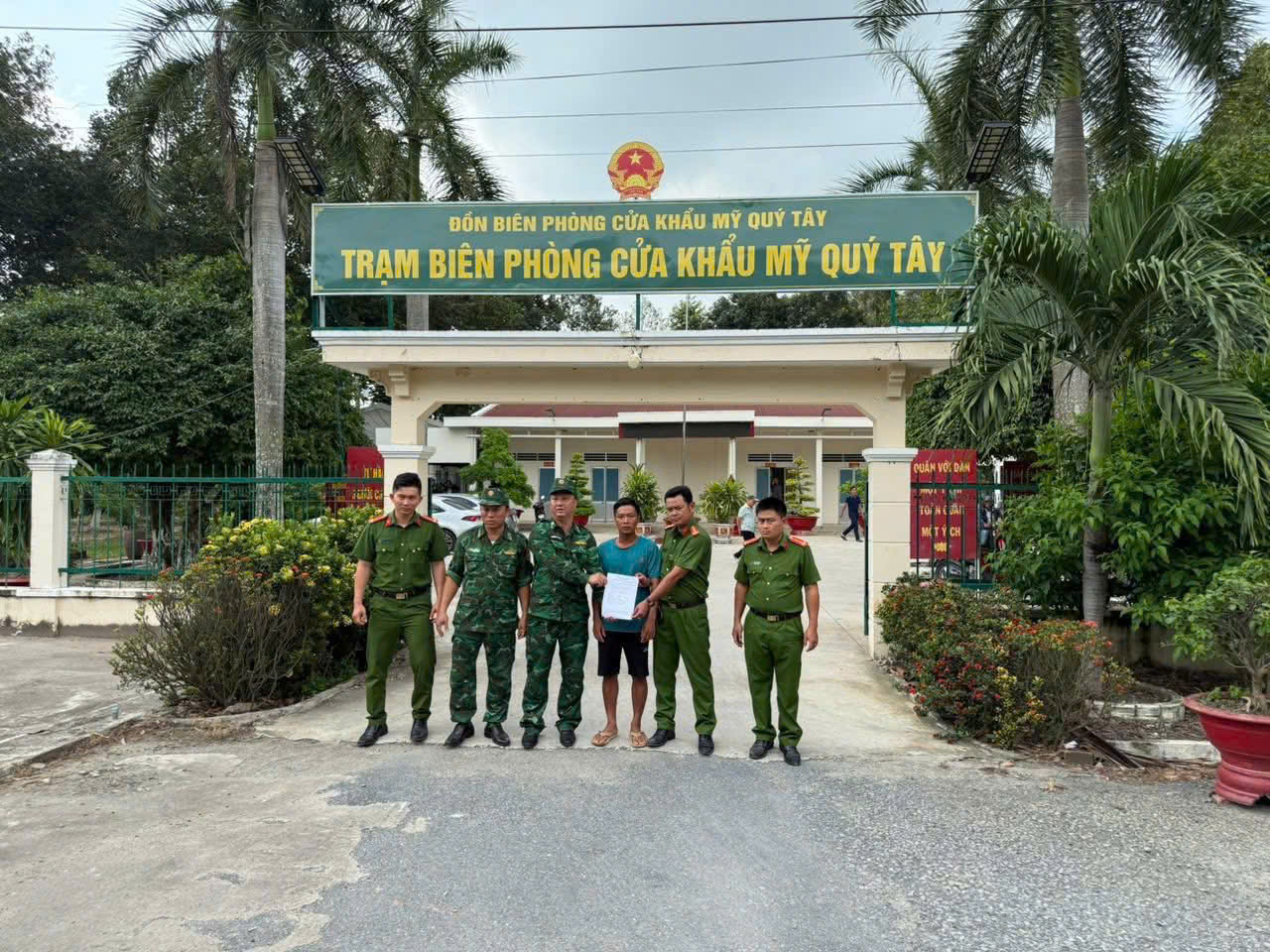 Bắt giữ nghi phạm giết mẹ vợ khi đang lẩn trốn ở Campuchia - Ảnh 1.