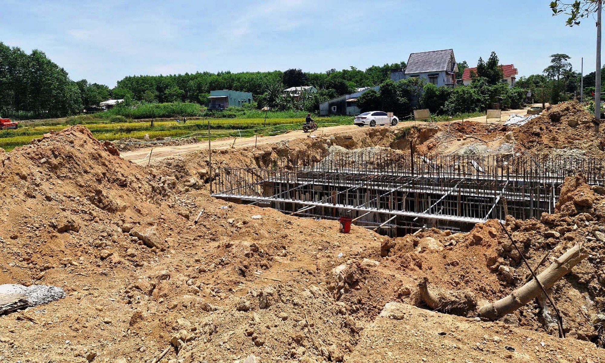 Dự án đường liên kết vùng miền Trung tắc vì vướng mặt bằng- Ảnh 2. Dự án đường liên kết vùng miền Trung tắc vì vướng mặt bằng- Ảnh 2.
