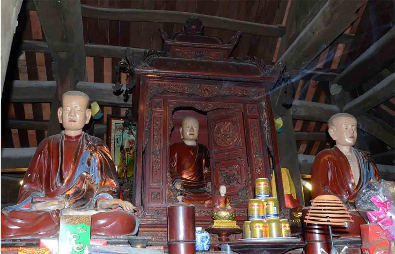 Einzigartiger Nationalschatz: Statuen der drei Patriarchen von Truc Lam in der Vinh-Nghiem-Pagode – Foto 1. Độc lạ Bảo vật quốc gia: Bộ tượng Tam tổ Trúc Lâm chùa Vĩnh Nghiêm- Ảnh 1.