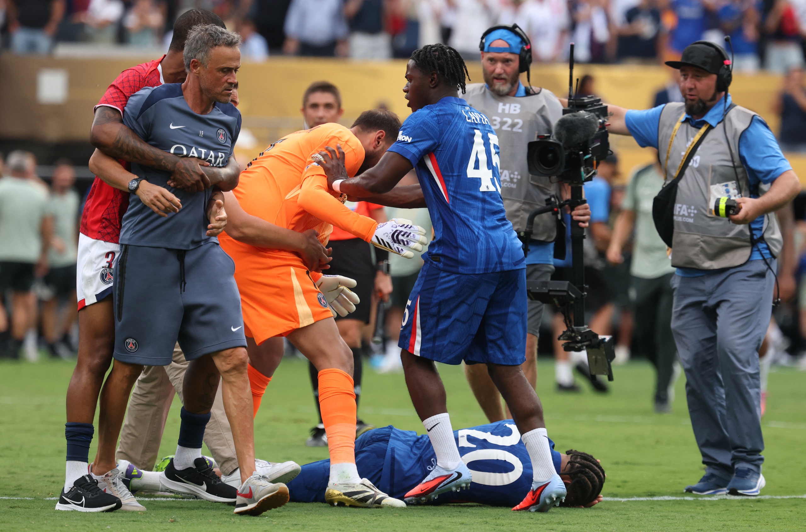 ‘Nạn nhân’ của cú tát lên tiếng, sếp lớn PSG vẫn bảo vệ tuyệt đối HLV Enrique- Ảnh 4. ‘Nạn nhân’ của cú tát lên tiếng, sếp lớn PSG vẫn bảo vệ tuyệt đối HLV Enrique- Ảnh 4.