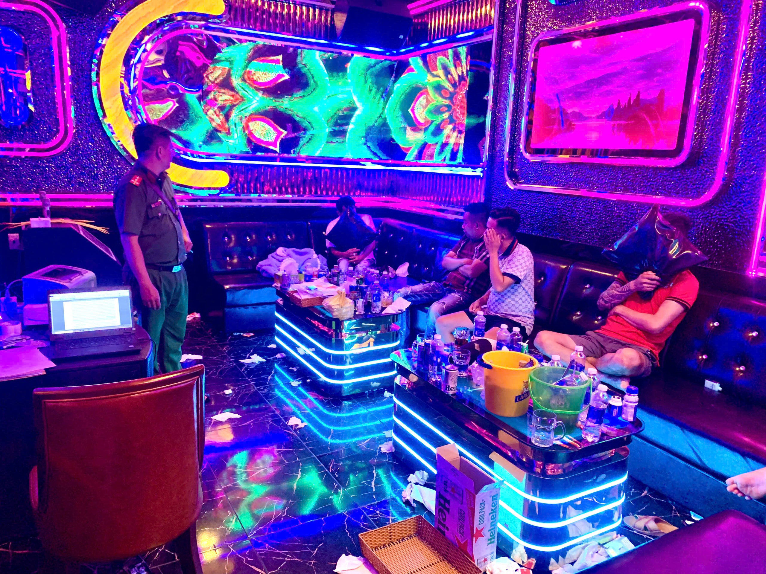 Phát hiện 6 người dương tính với ma túy tại quán karaoke Dubai - Ảnh 1. Phát hiện 6 người dương tính với ma túy tại quán karaoke Dubai - Ảnh 1.