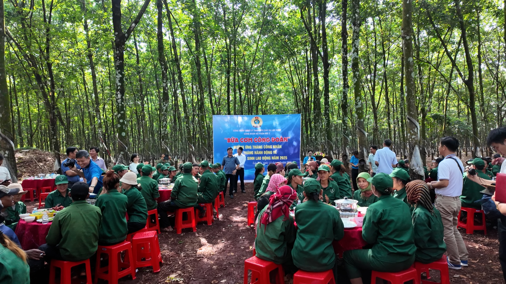 Bữa cơm tri ân giữa rừng cao su Lộc Ninh- Ảnh 1. Bữa cơm tri ân giữa rừng cao su Lộc Ninh- Ảnh 1.