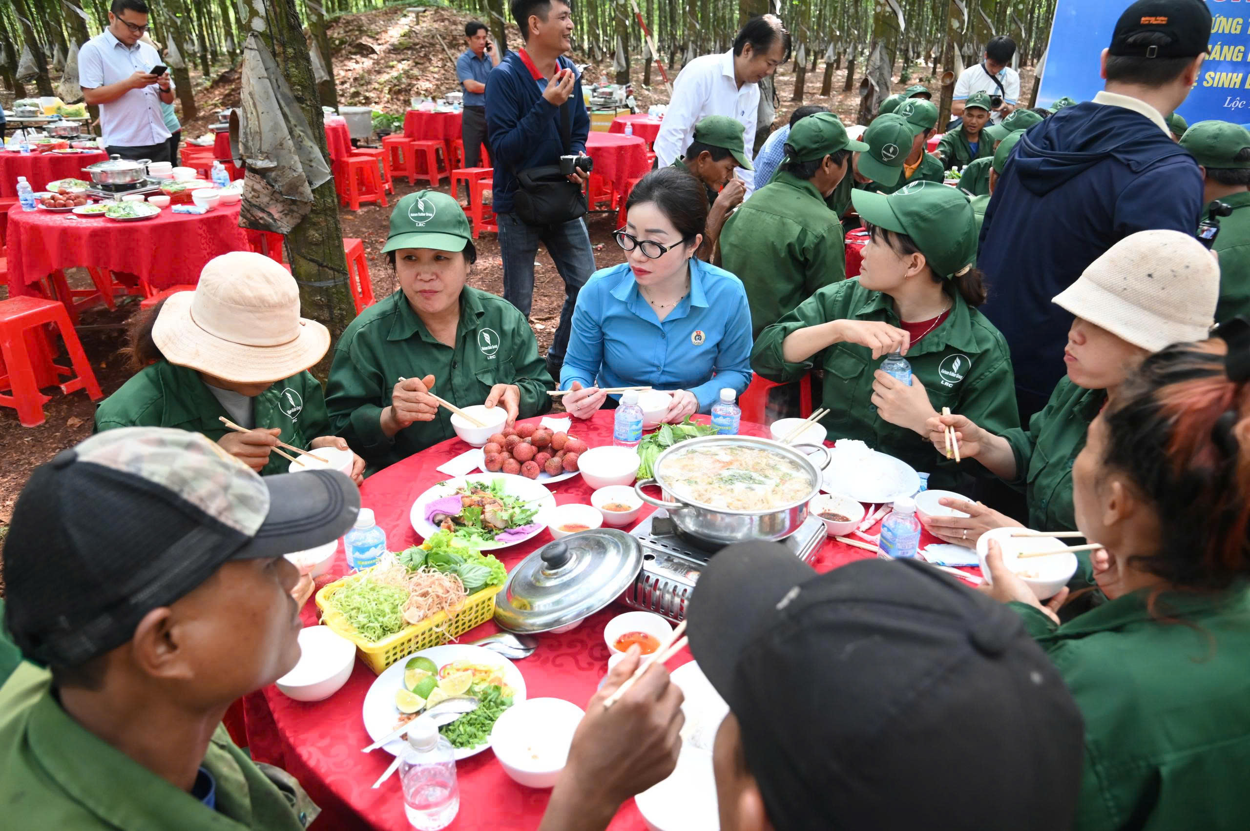 Bữa cơm tri ân giữa rừng cao su Lộc Ninh- Ảnh 3. Bữa cơm tri ân giữa rừng cao su Lộc Ninh- Ảnh 3.
