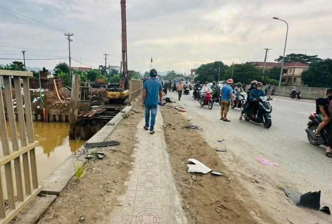 Vụ ô tô rơi xuống sông: Tìm thấy 2 người tử vong dưới nước - Ảnh 2.