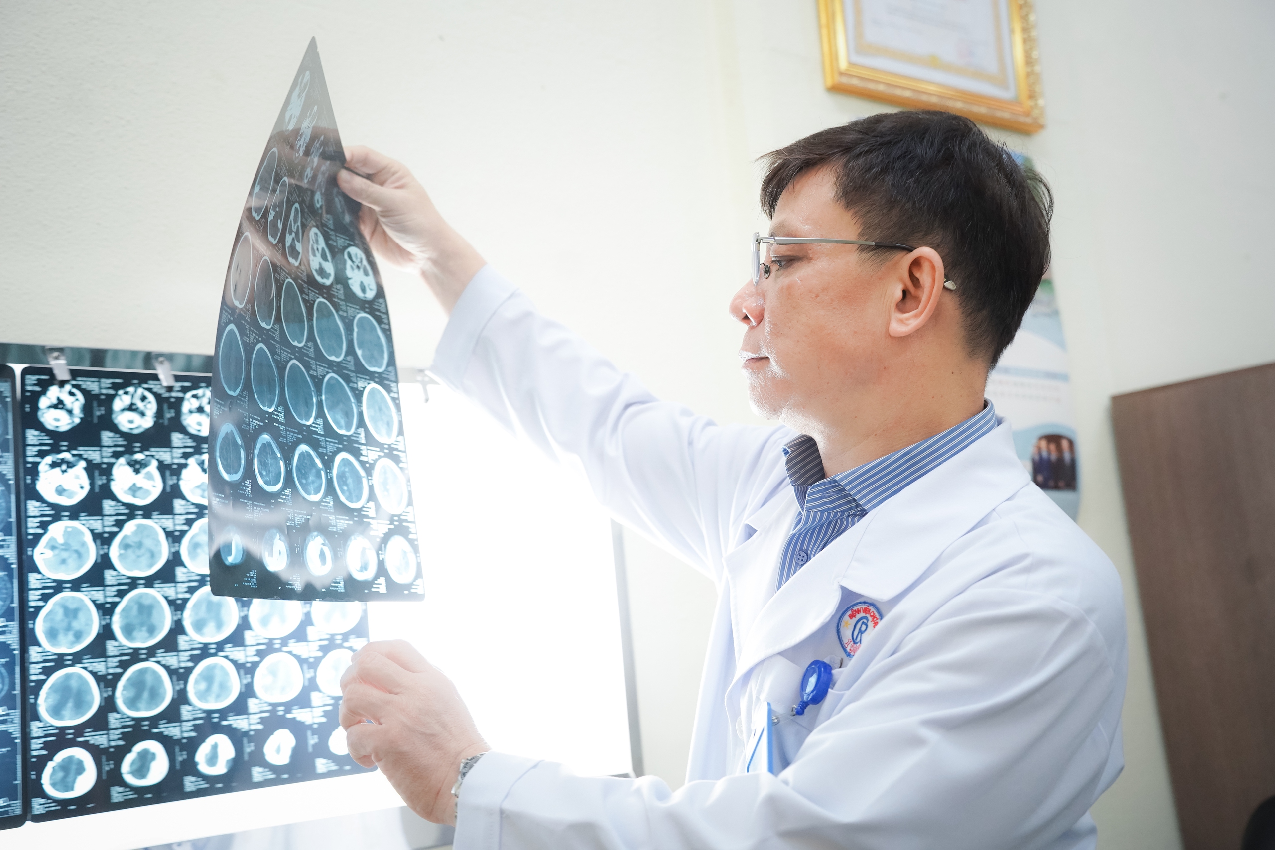 Kỳ tích cứu sống bé trai 10 tuổi bị nhánh cây rơi trúng đầu- Ảnh 1. Kỳ tích cứu sống bé trai 10 tuổi bị nhánh cây rơi trúng đầu- Ảnh 1.