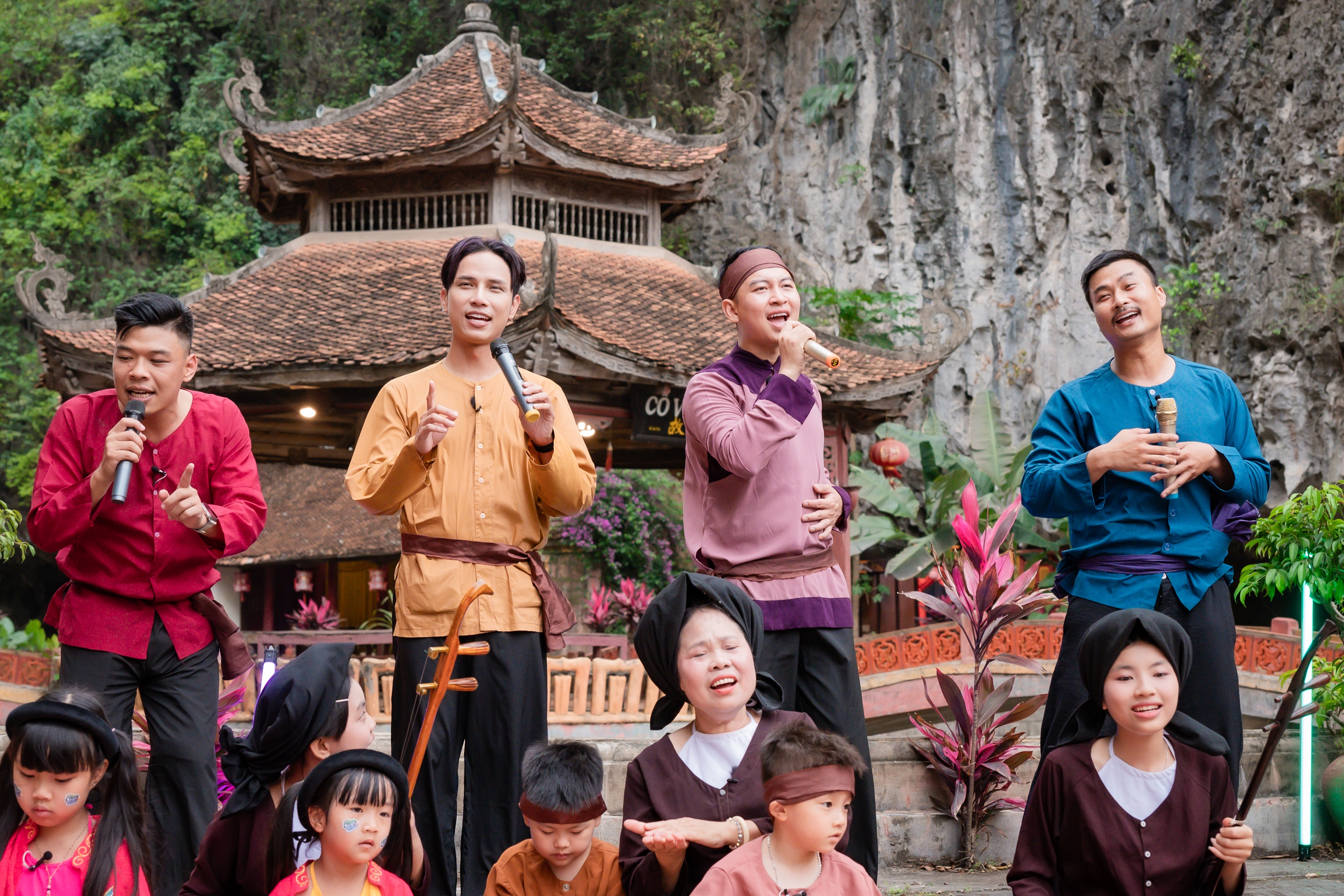 Neko Le canta Xam y revela que la hija del difunto artista Ha Thi Cau le enseñó el oficio - Foto 3. Neko Lê hát xẩm, tiết lộ được con gái cố nghệ nhân Hà Thị Cầu truyền nghề- Ảnh 3.