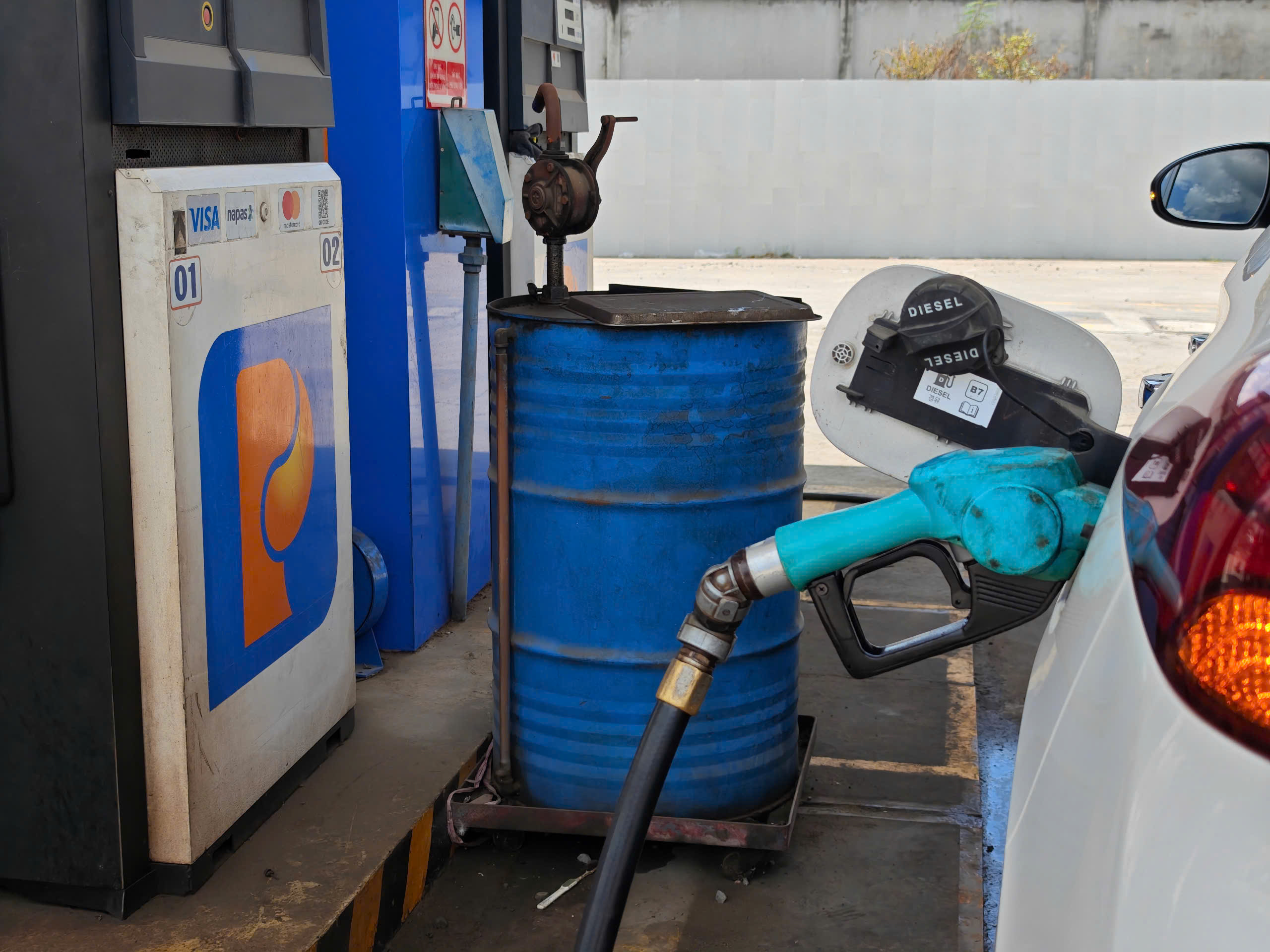 Giá xăng dầu hôm nay 10.6.2026: Lao dốc mất hơn 3%- Ảnh 1.