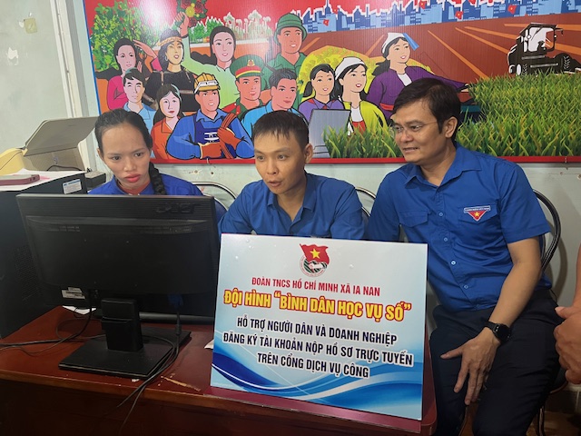 Bí thư thứ nhất Trung ương đoàn thăm đội hình thanh niên tình nguyện tại gia Lai - Ảnh 2. Bí thư thứ nhất Trung ương đoàn thăm đội hình thanh niên tình nguyện tại gia Lai - Ảnh 2.