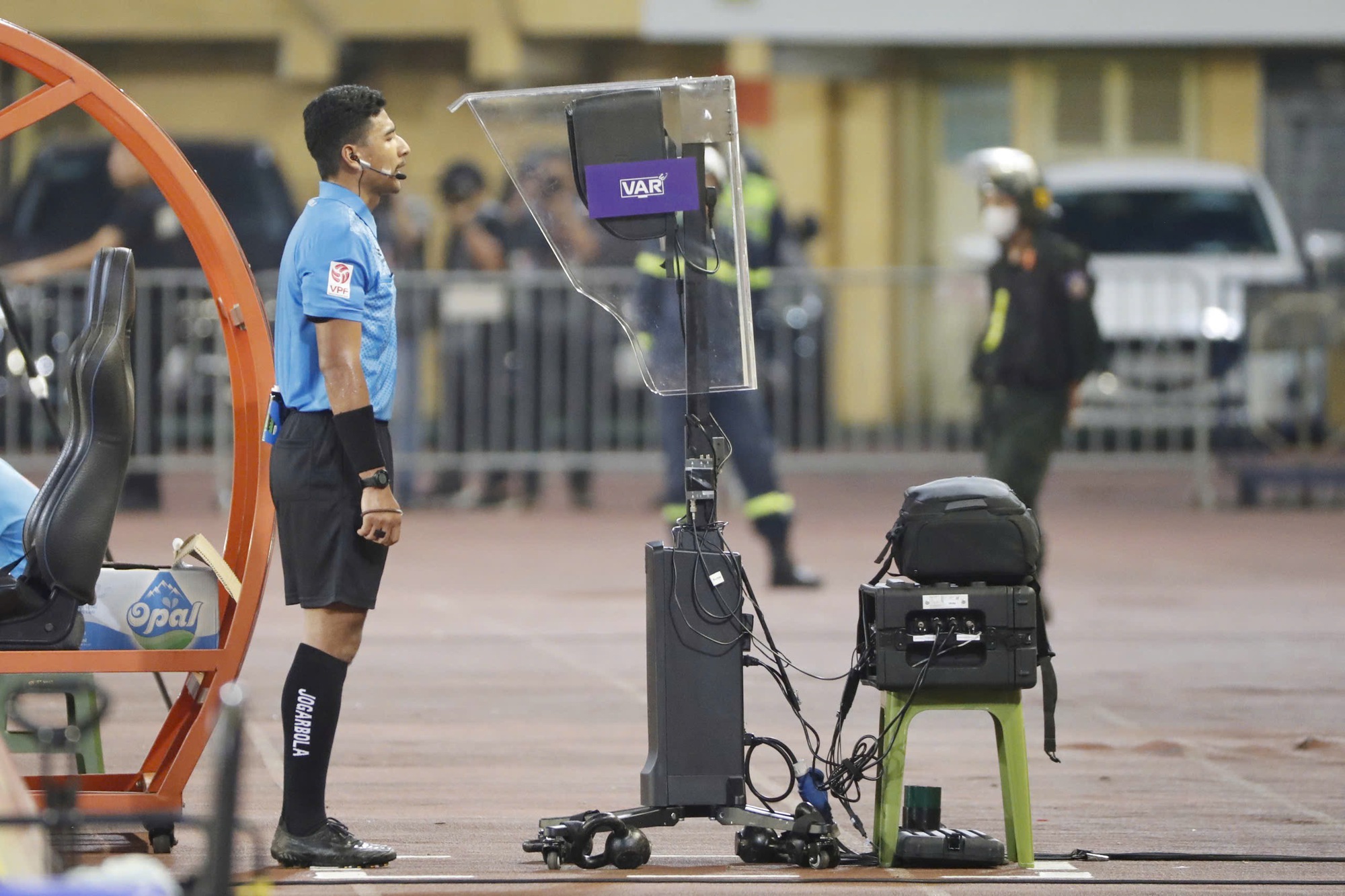 V-Lig düşme oranını artırıyor ve... VAR aracı: Takımlar arasında sevgi ve muhabbet kalmadı mı? - Fotoğraf 2. V-League tăng suất xuống hạng và... xe VAR: Không còn chuyện các đội 'tình thương mến thương'?- Ảnh 2.