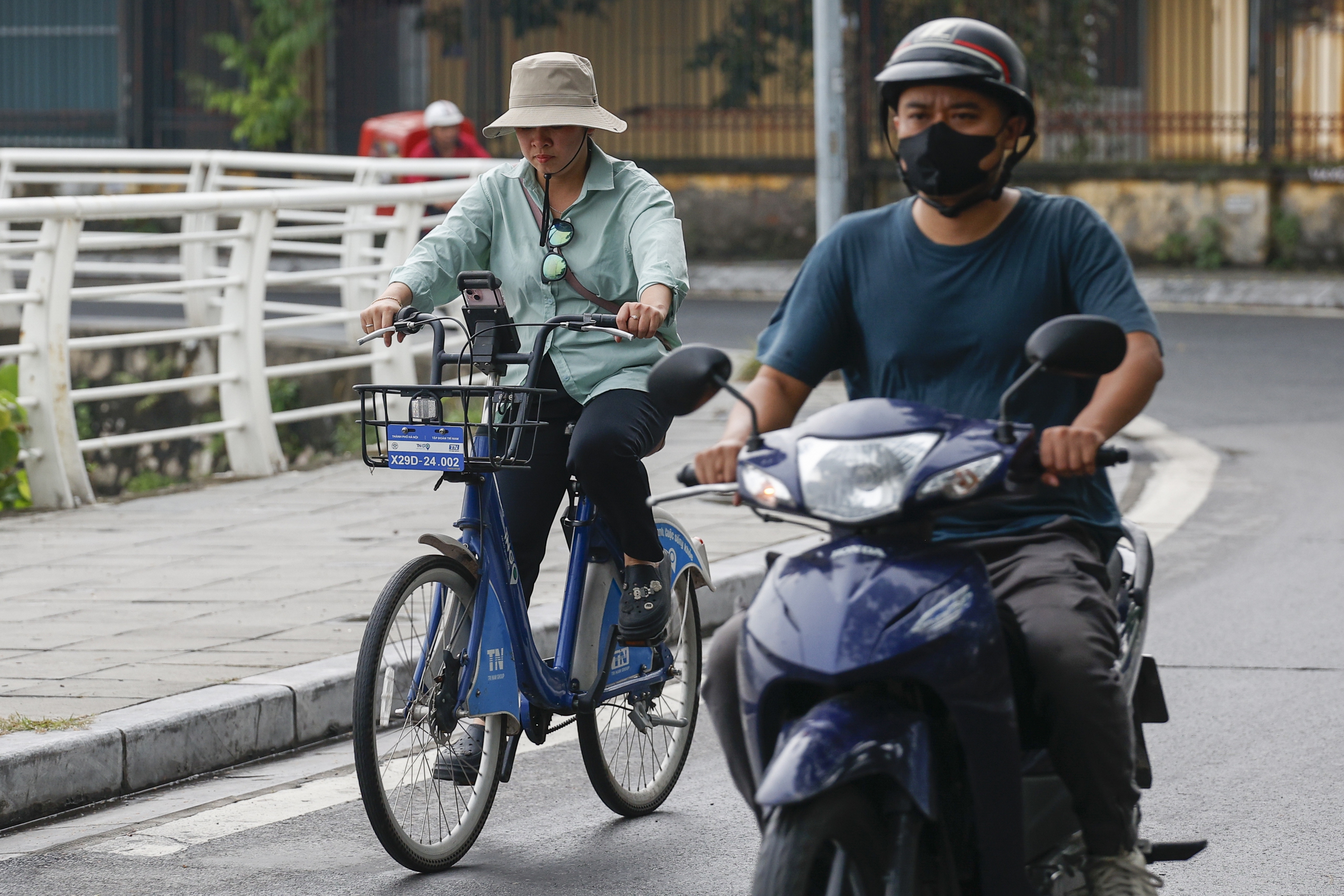 Phương tiện công cộng Hà Nội: 'Đa dạng nhưng chưa tiện'- Ảnh 13. Phương tiện công cộng Hà Nội: 'Đa dạng nhưng chưa tiện'- Ảnh 13.