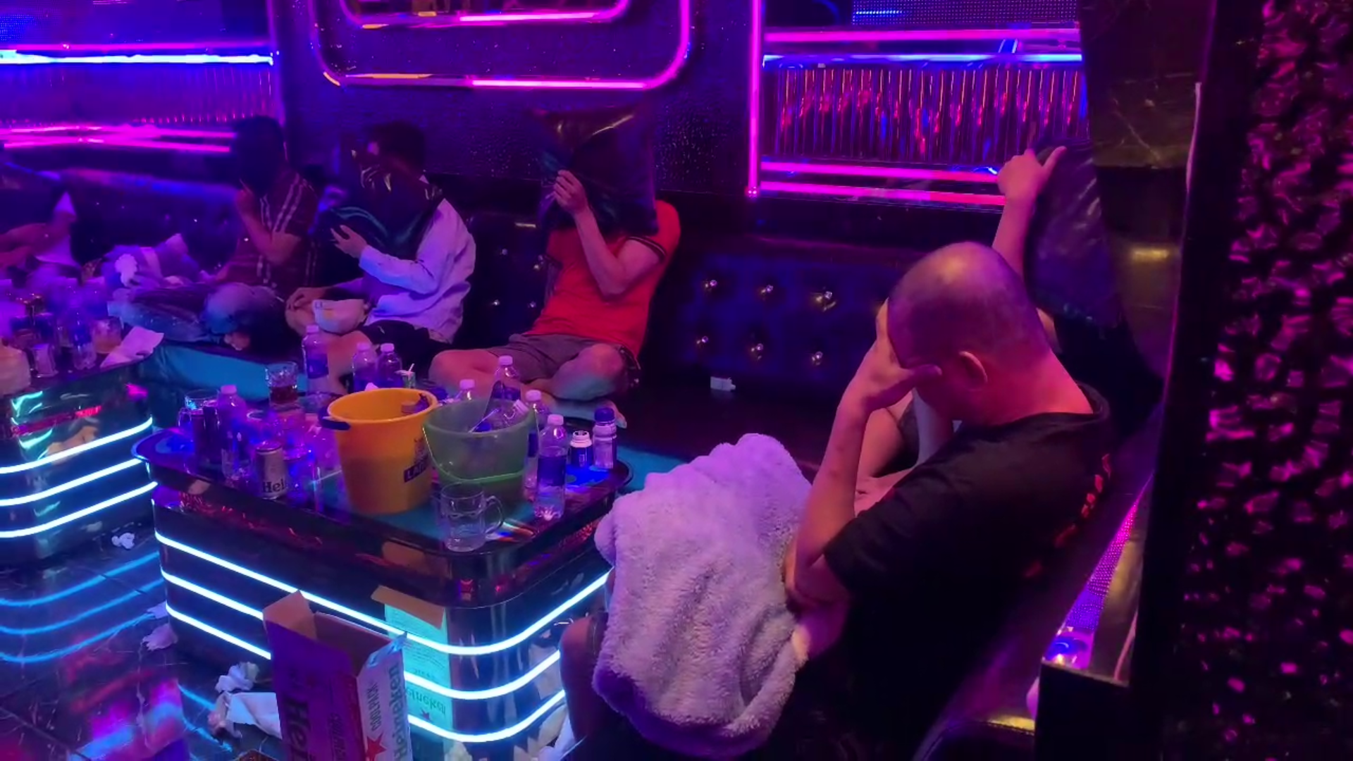 Phát hiện 6 người dương tính với ma túy tại quán karaoke Dubai - Ảnh 2. Phát hiện 6 người dương tính với ma túy tại quán karaoke Dubai - Ảnh 2.