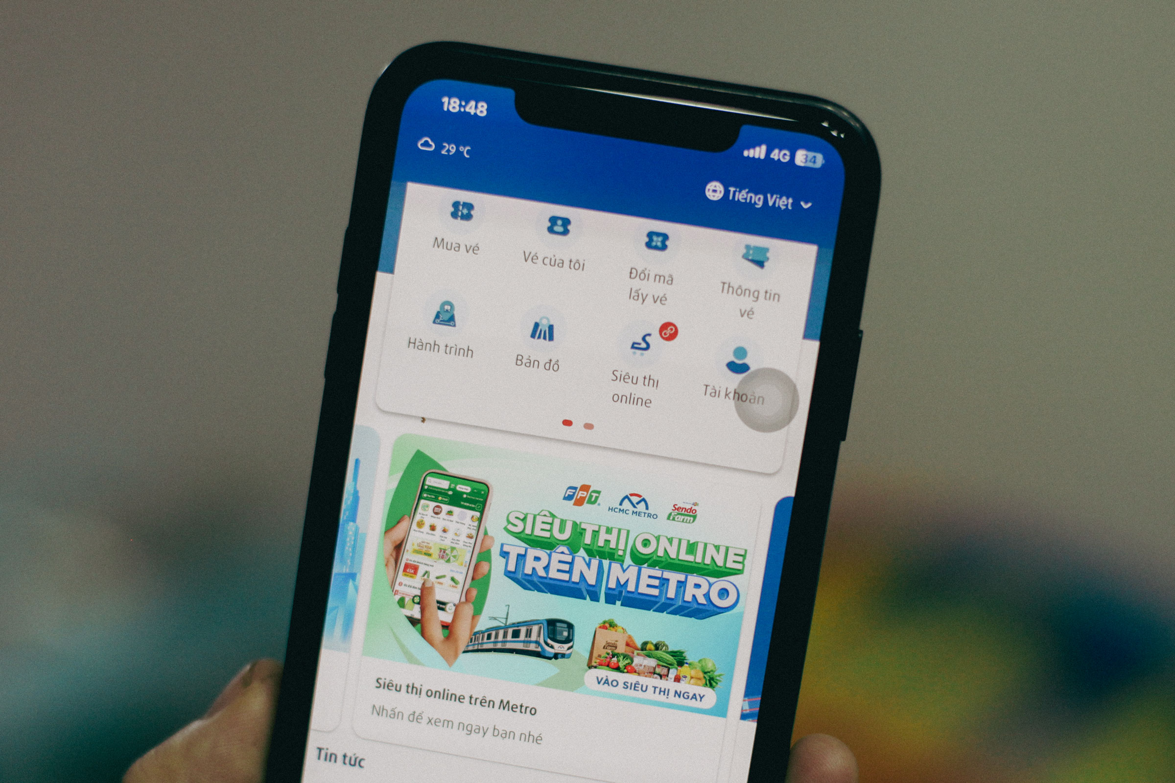 TP.HCM lần đầu có 'siêu thị online trên metro' - Ảnh 1.