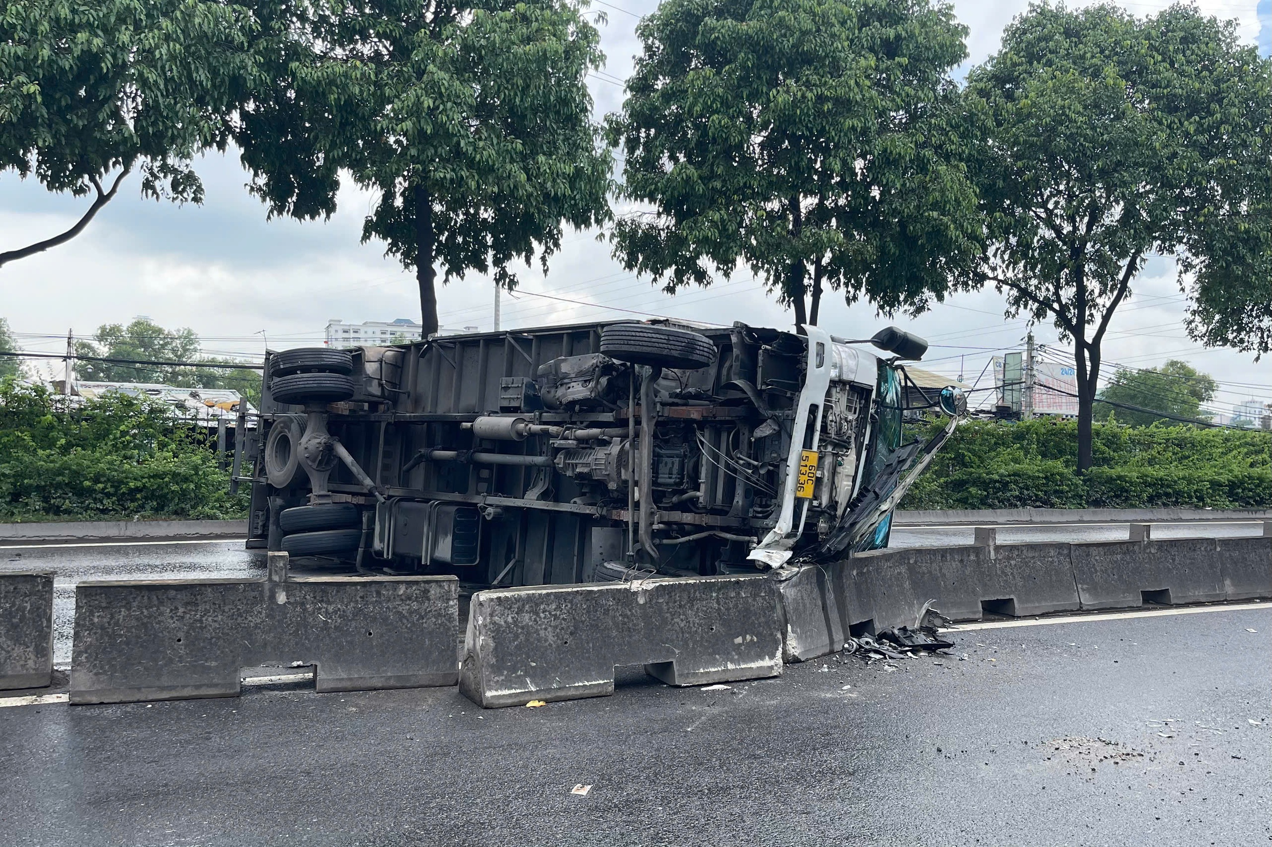 TP.HCM: Hai xe tông dải phân cách, đường Đỗ Mười ùn ứ kéo dài - Ảnh 1.
